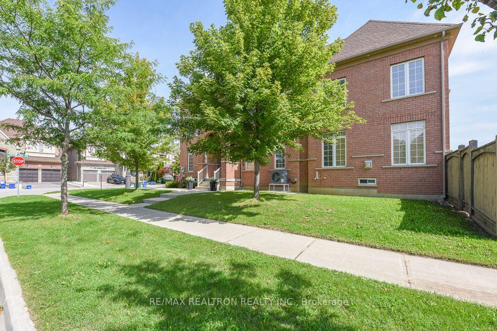 Photo 3 of 119 Lindbergh Drive, Vaughan, Vellore Village — HOMEH