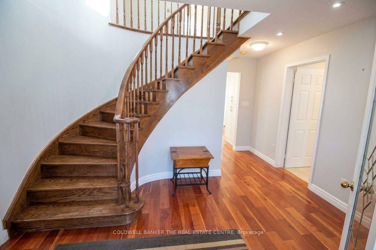 Photo 3 of 11 Ramsden Crescent, East Gwillimbury, Sharon — HOMEH