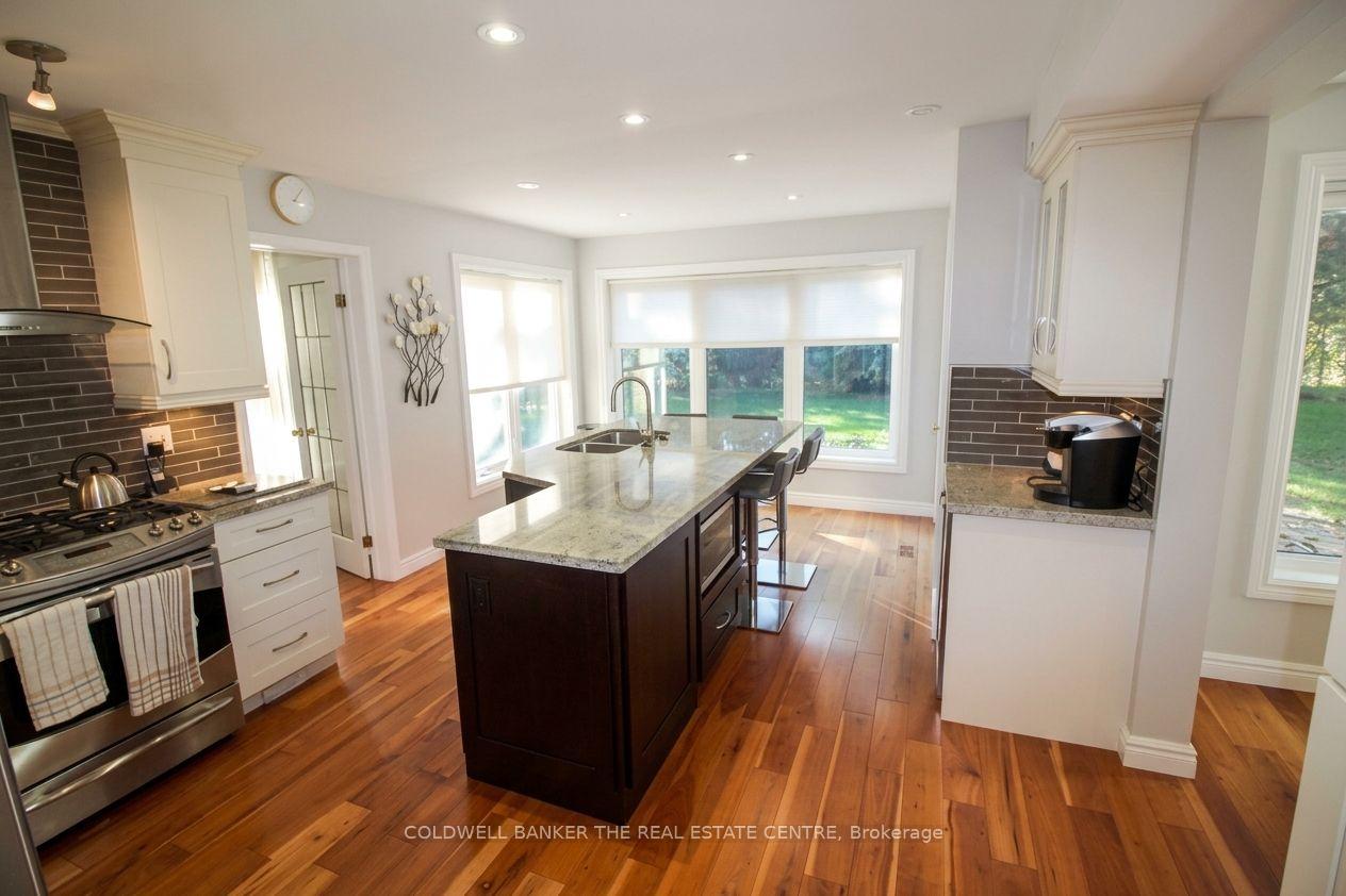 Photo 4 of 11 Ramsden Crescent, East Gwillimbury, Sharon — HOMEH