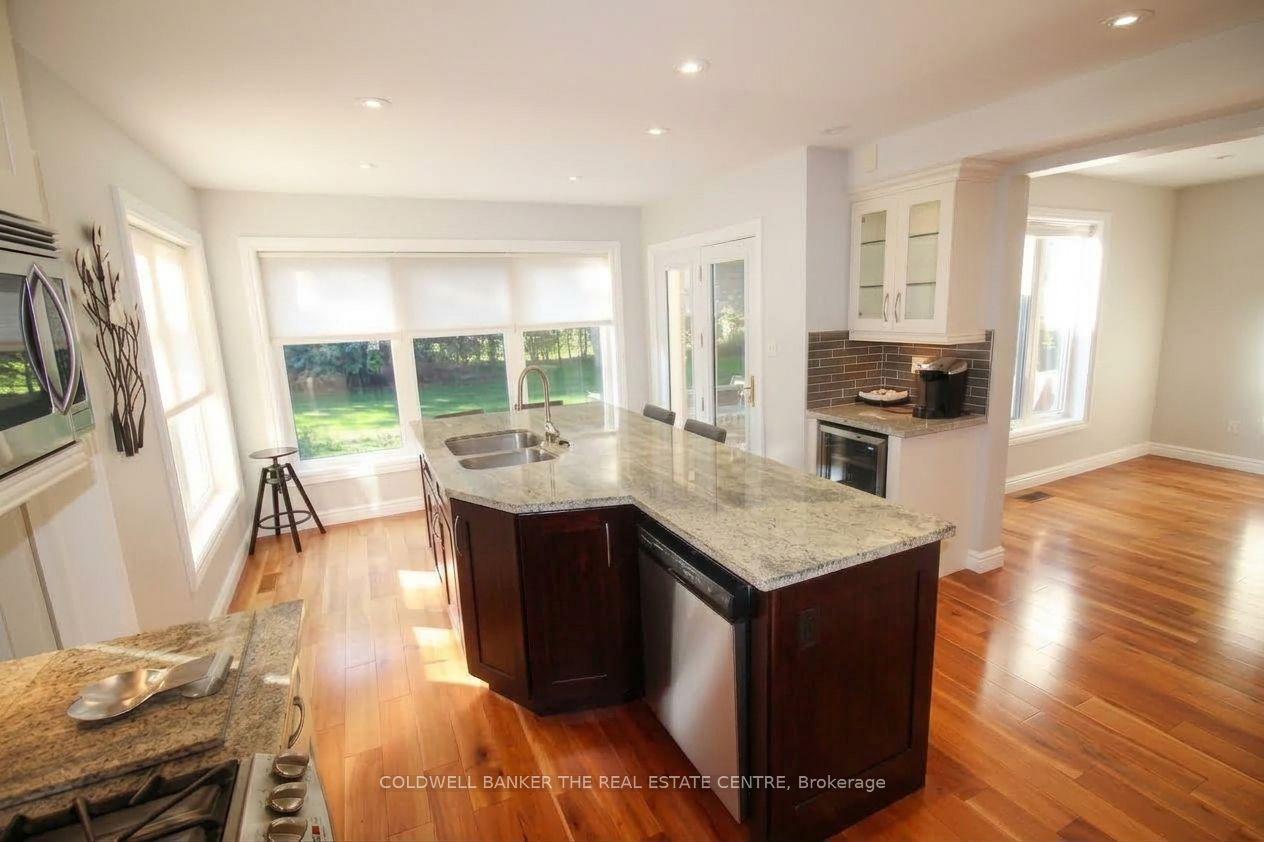 Photo 5 of 11 Ramsden Crescent, East Gwillimbury, Sharon — HOMEH