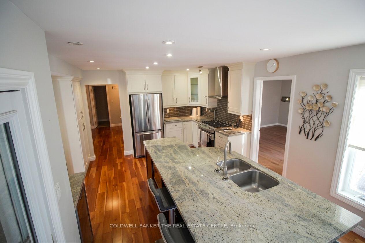 Photo 6 of 11 Ramsden Crescent, East Gwillimbury, Sharon — HOMEH