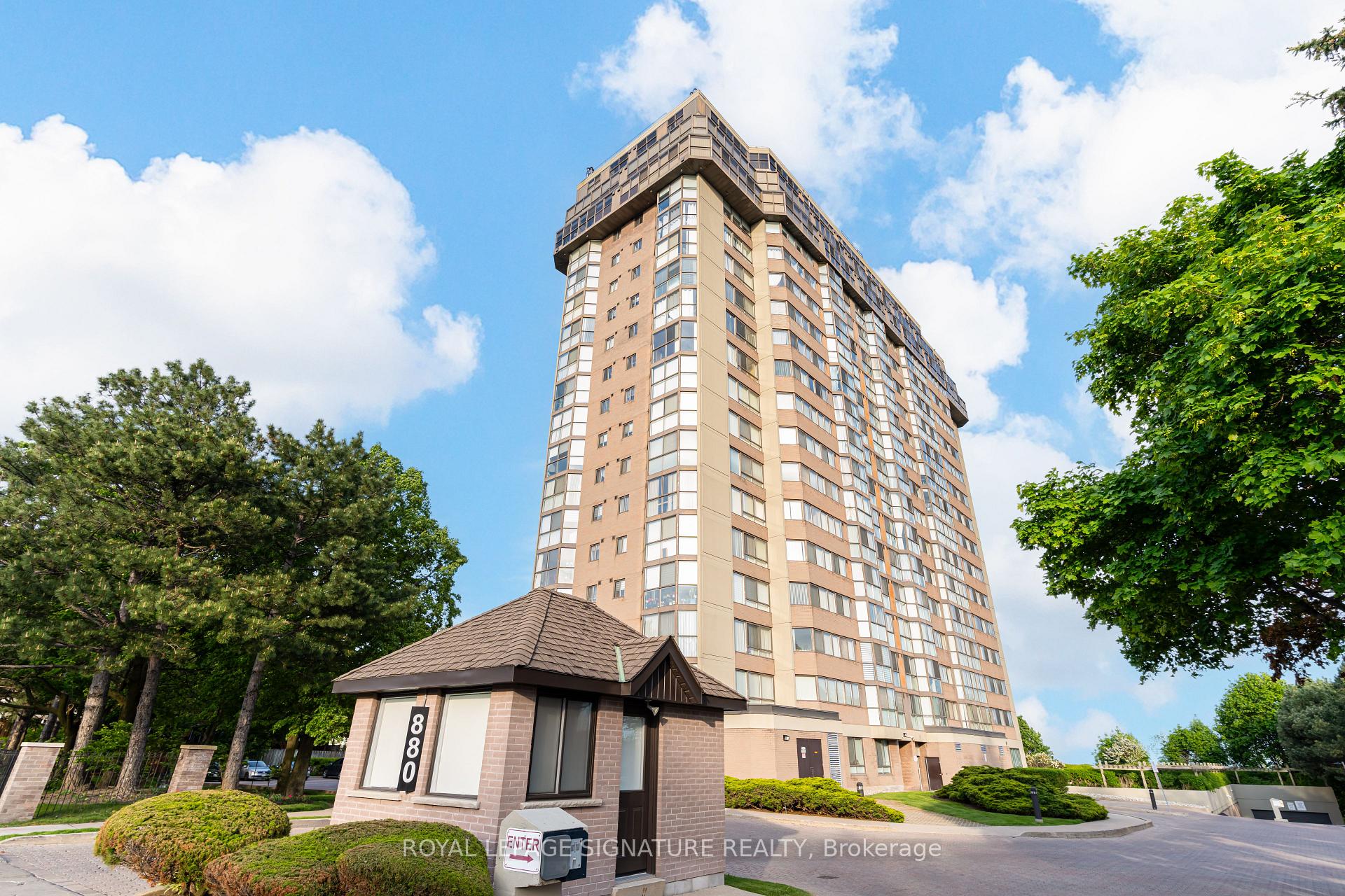 Front of Unit 405, 880 Dundas Street W