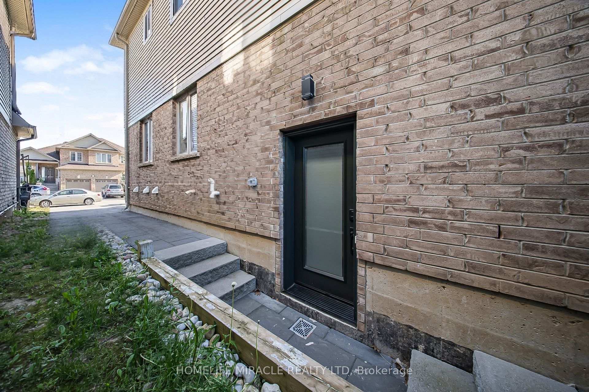 Photo 36 of 795 Robert Ferrie Drive, Kitchener, Doon South — HOMEH