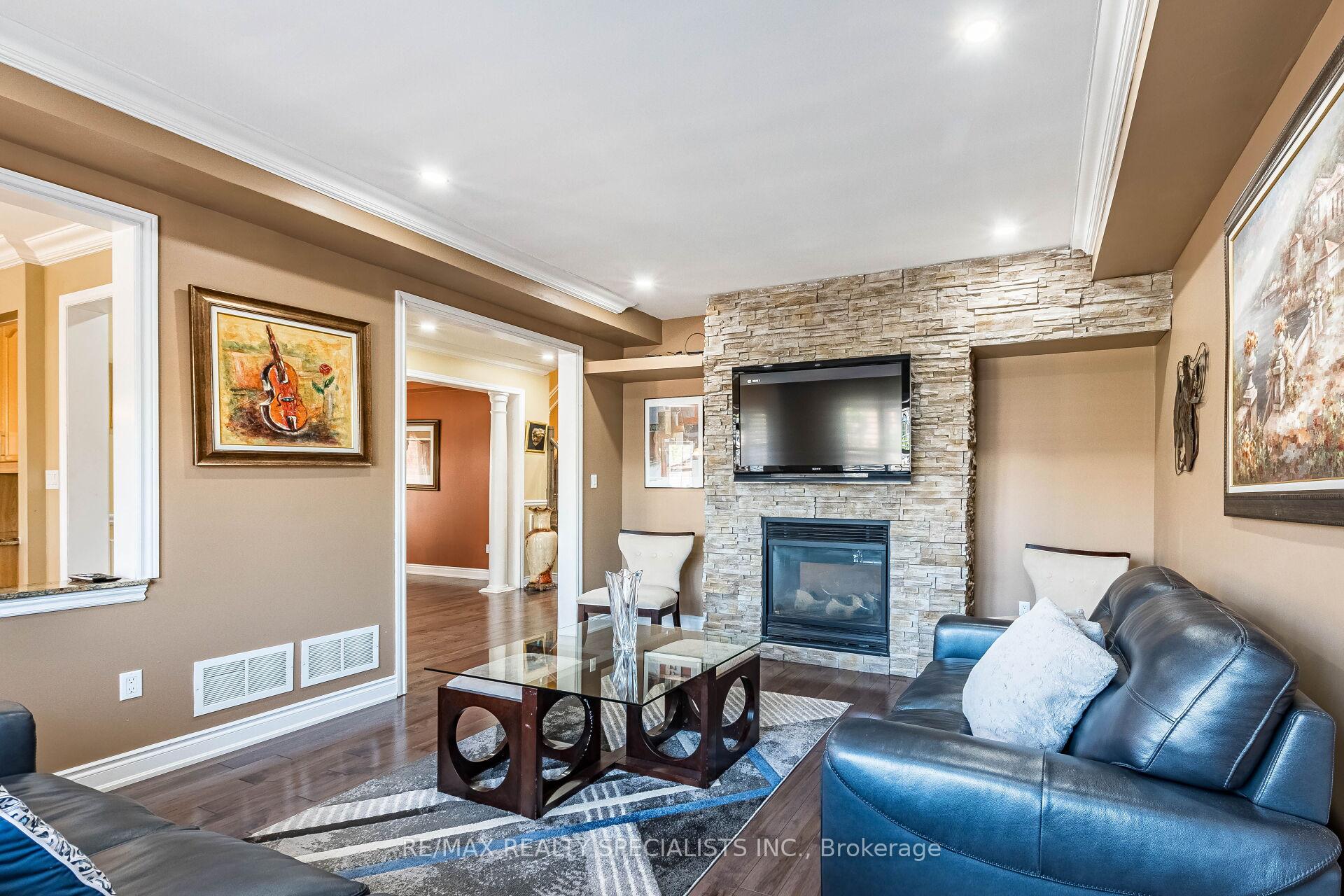 Photo 17 of 49 Maisonneuve Boulevard, Brampton, Vales of Castlemore North — HOMEH