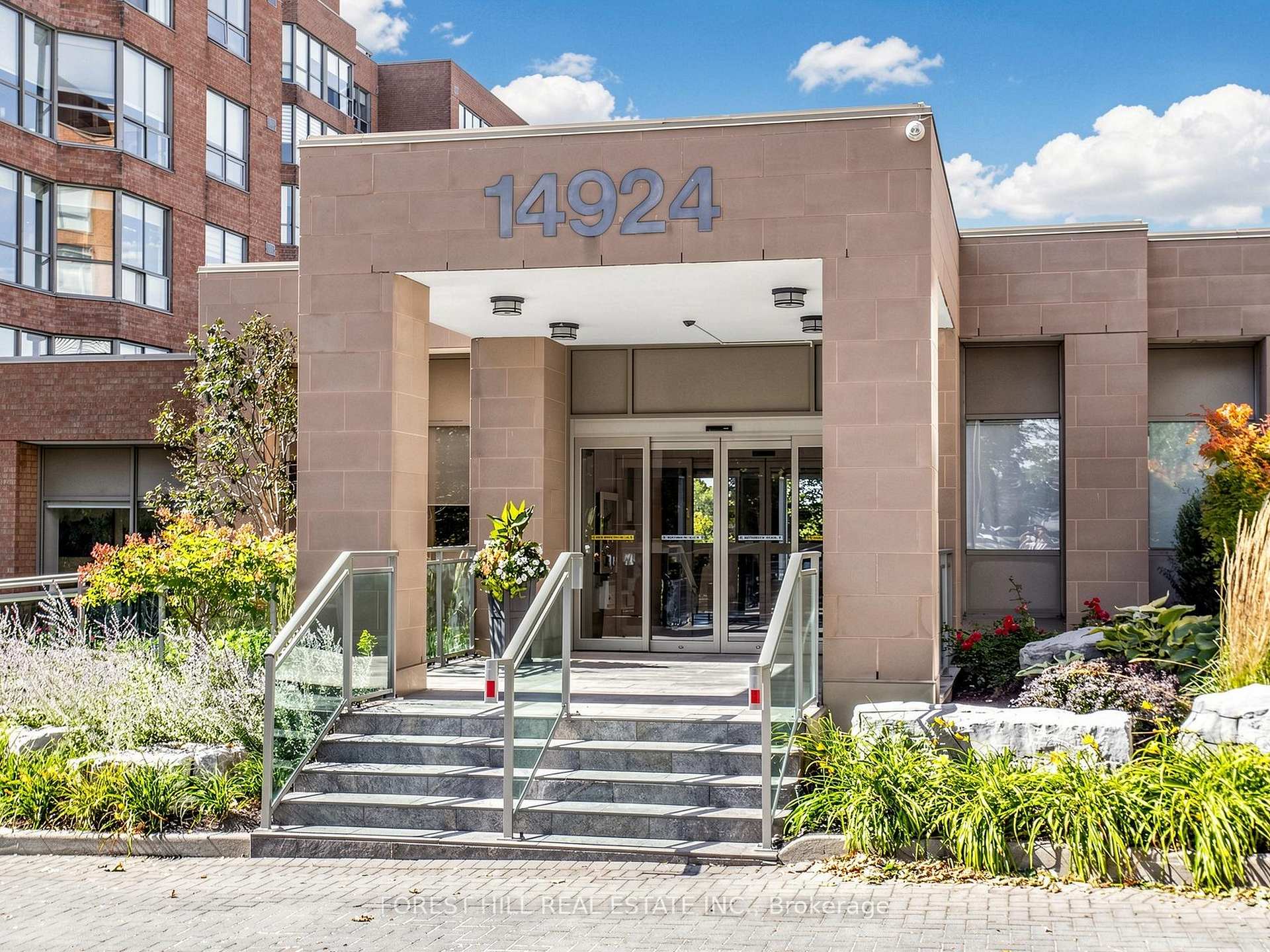 Photo 2 of Unit 225, 14924 Yonge Street, Aurora, Aurora Highlands — HOMEH
