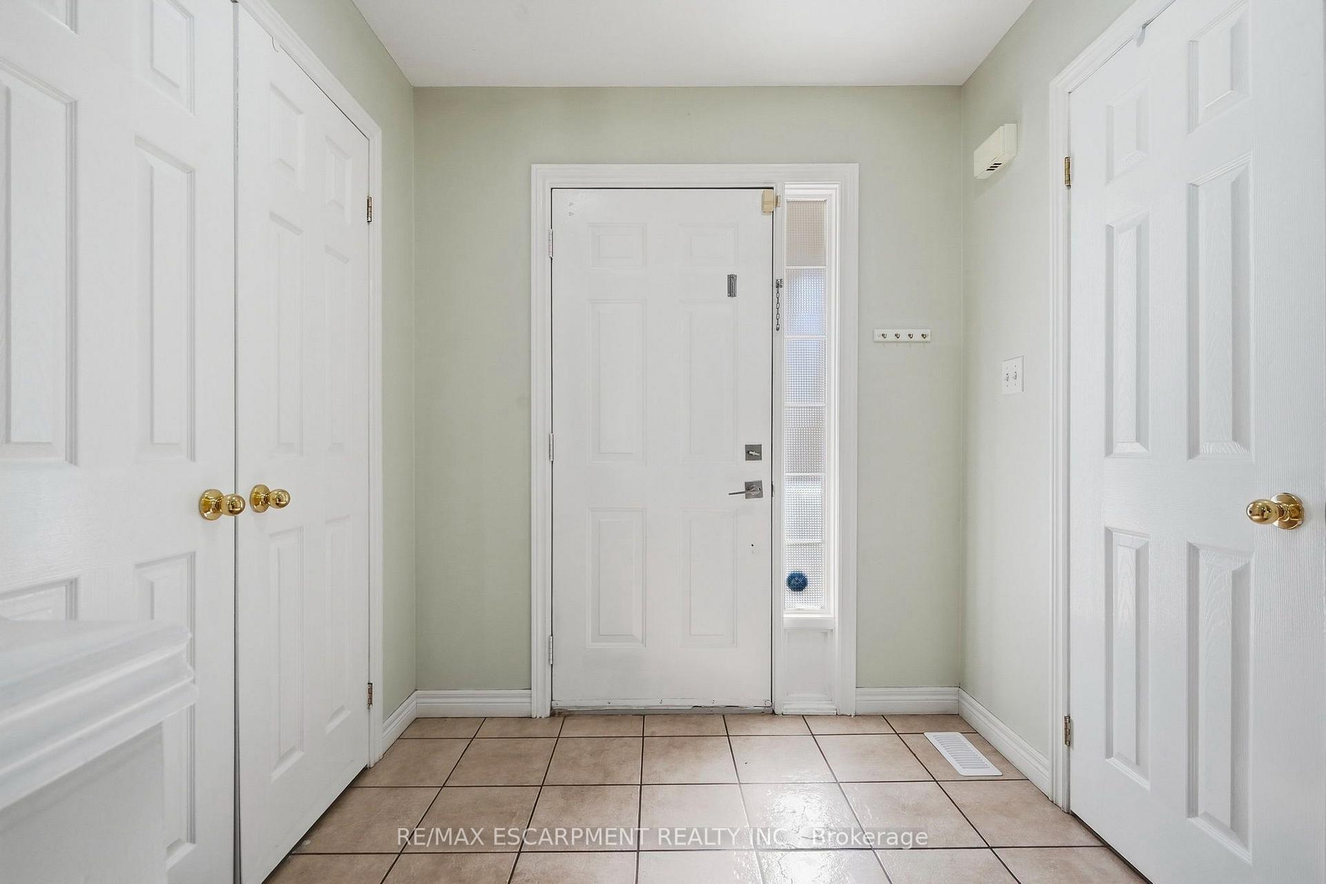 Photo 5 of 31 Peachwood Crescent, Hamilton, Stoney Creek — HOMEH