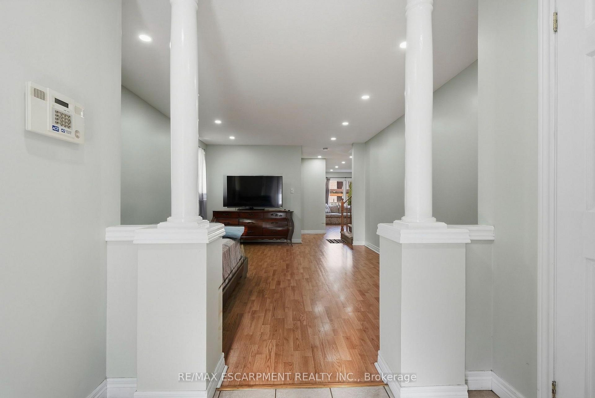 Photo 6 of 31 Peachwood Crescent, Hamilton, Stoney Creek — HOMEH