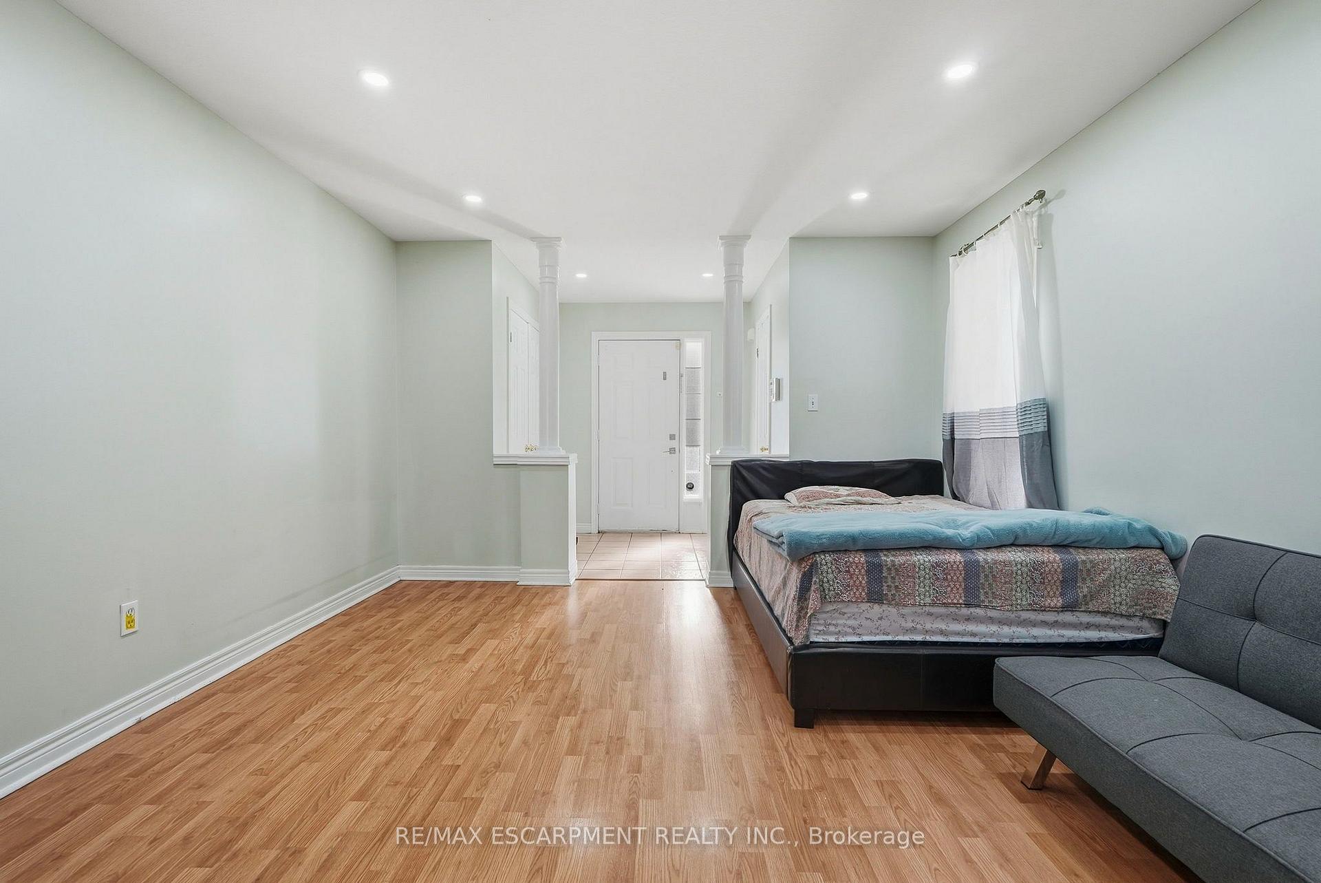 Photo 7 of 31 Peachwood Crescent, Hamilton, Stoney Creek — HOMEH