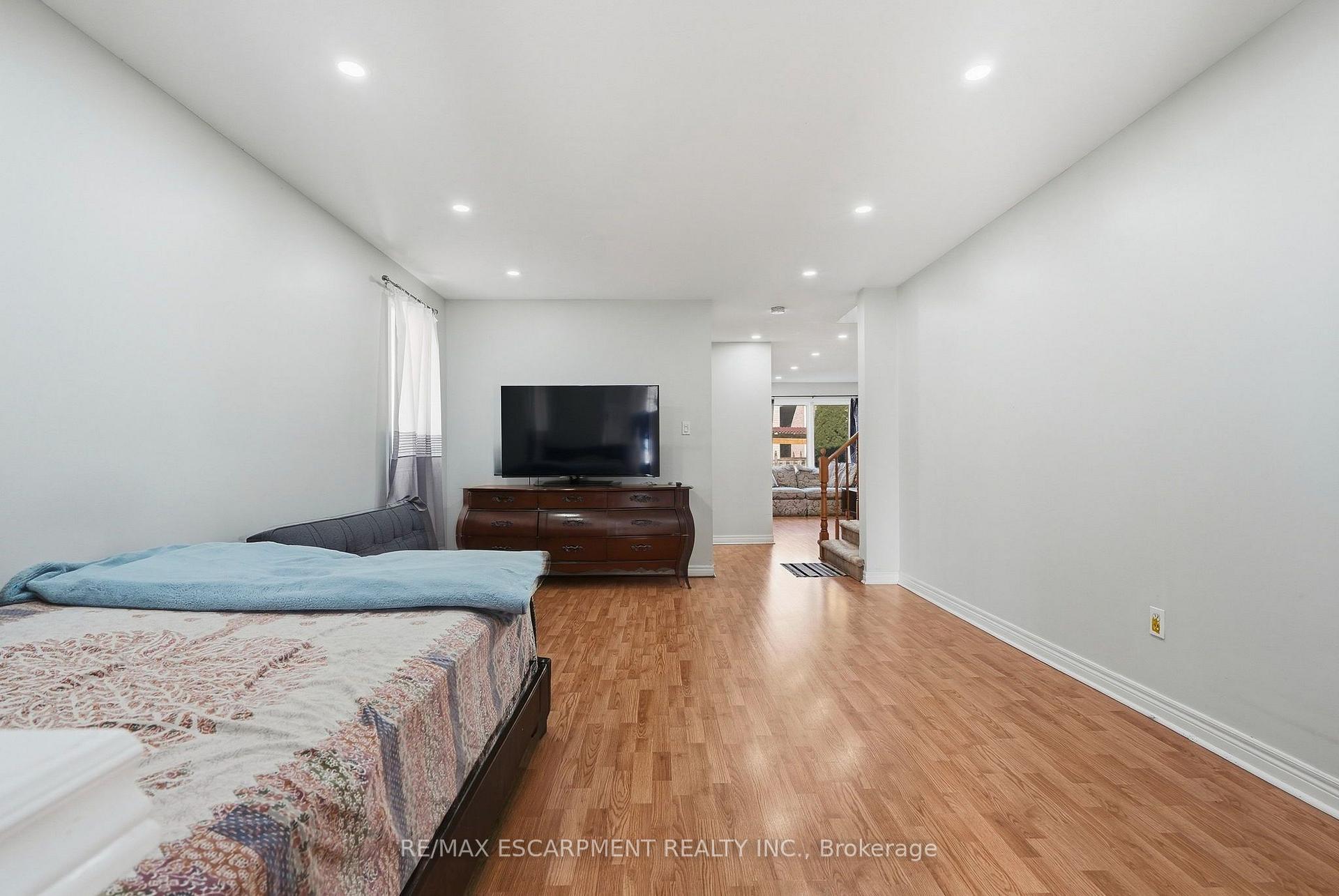 Photo 8 of 31 Peachwood Crescent, Hamilton, Stoney Creek — HOMEH