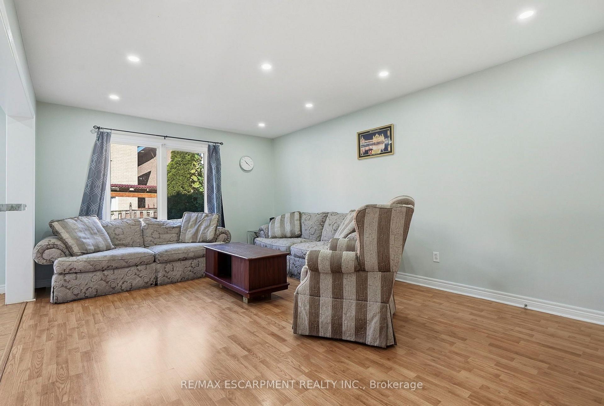 Photo 9 of 31 Peachwood Crescent, Hamilton, Stoney Creek — HOMEH