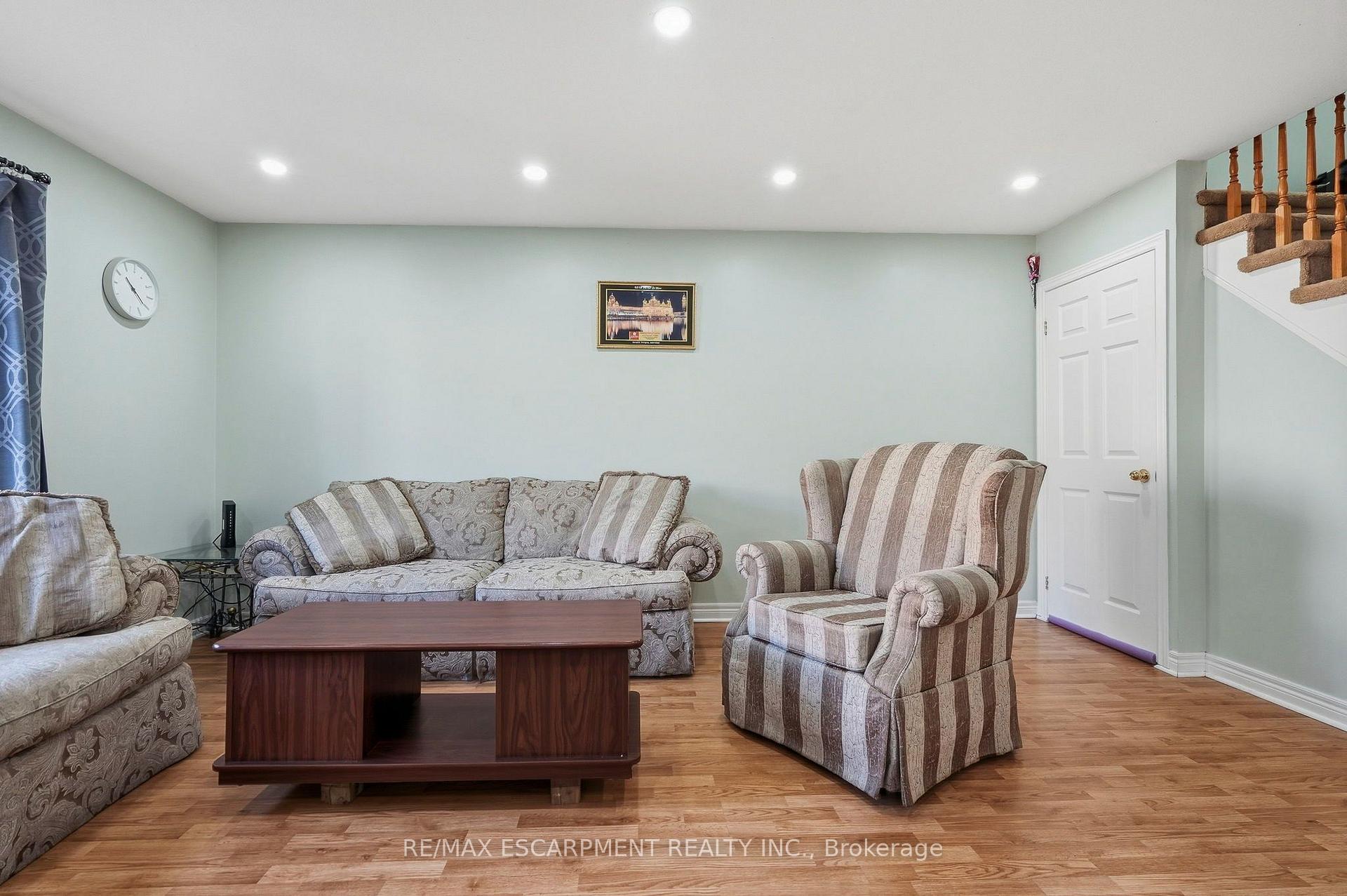 Photo 10 of 31 Peachwood Crescent, Hamilton, Stoney Creek — HOMEH