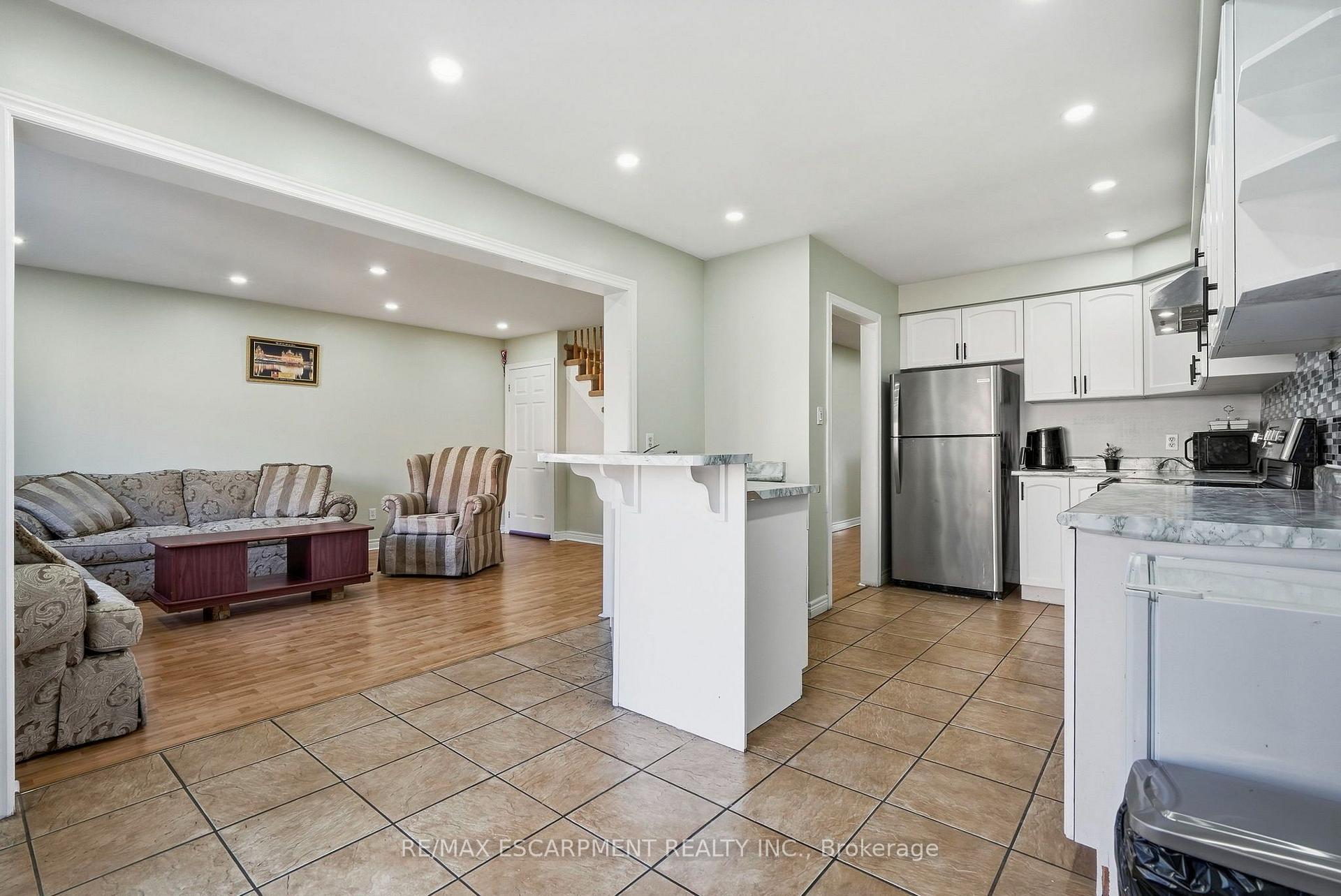 Photo 11 of 31 Peachwood Crescent, Hamilton, Stoney Creek — HOMEH