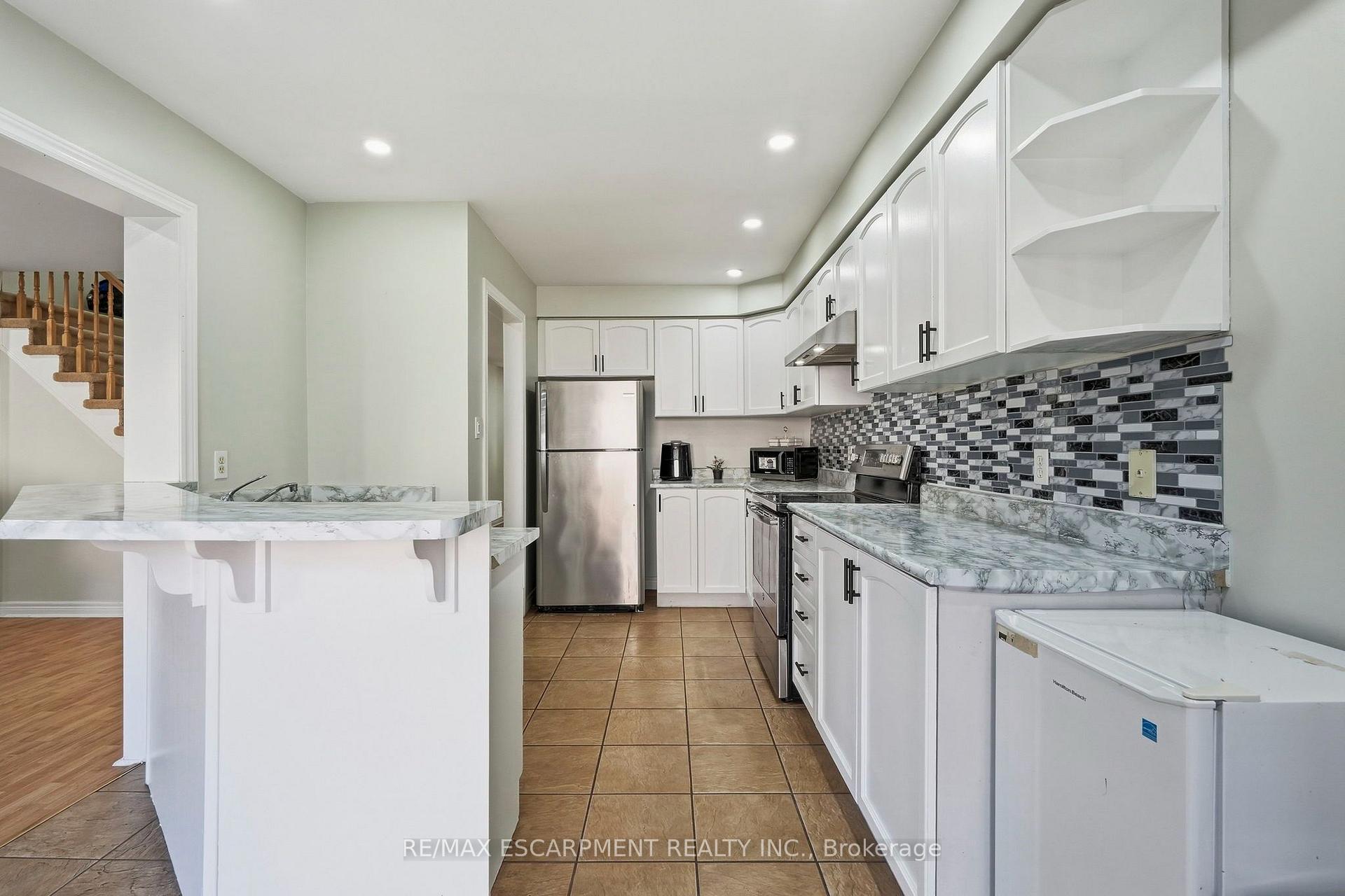 Photo 12 of 31 Peachwood Crescent, Hamilton, Stoney Creek — HOMEH