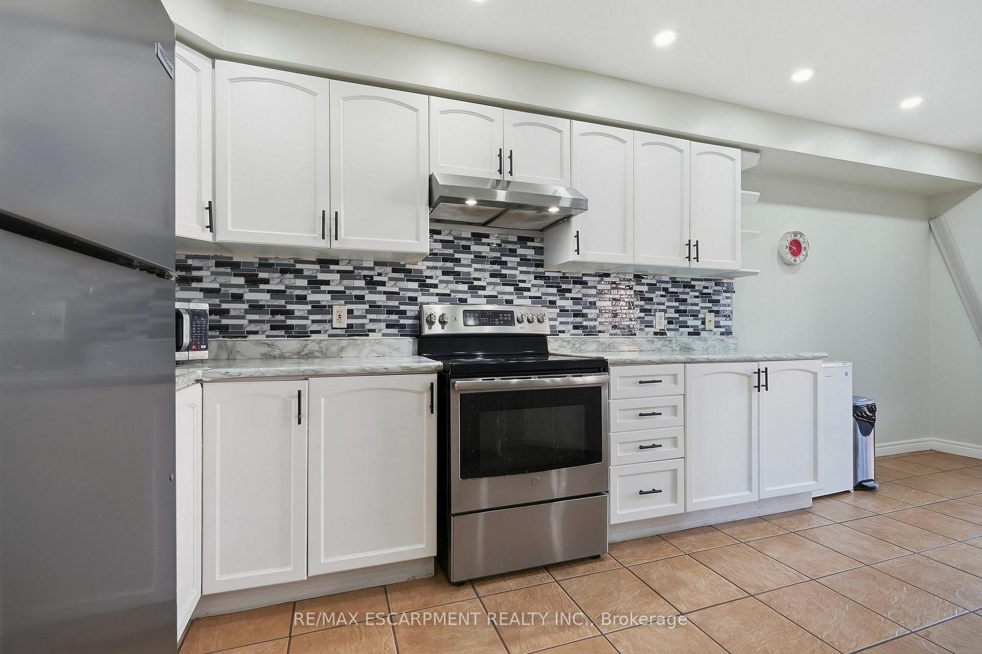 Photo 13 of 31 Peachwood Crescent, Hamilton, Stoney Creek — HOMEH