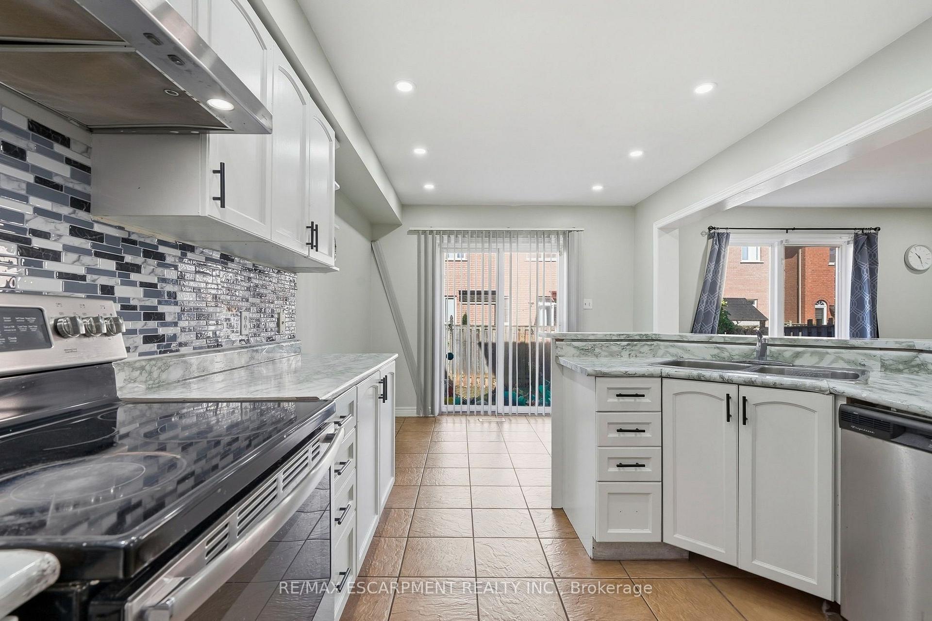 Photo 14 of 31 Peachwood Crescent, Hamilton, Stoney Creek — HOMEH