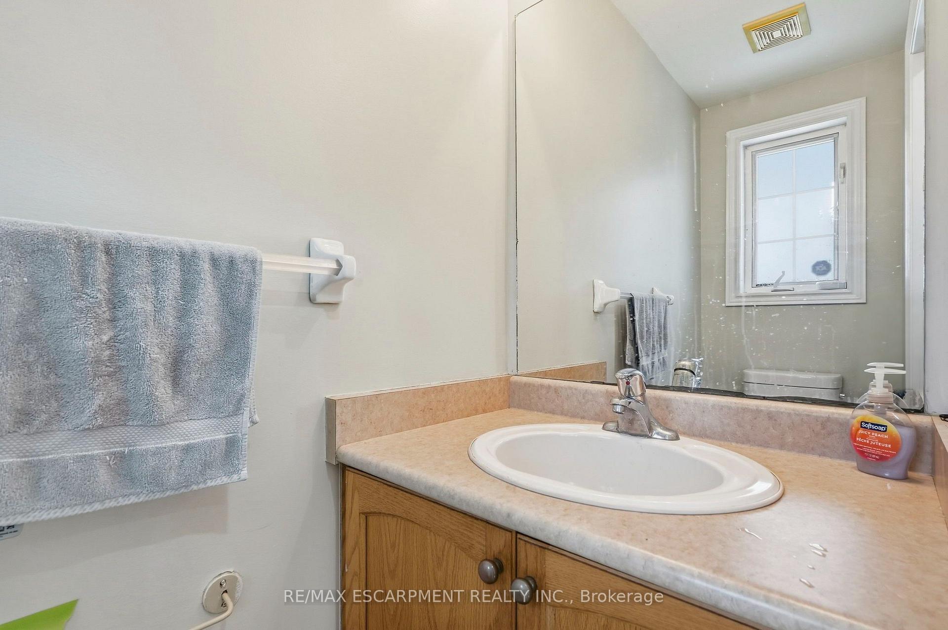 Photo 15 of 31 Peachwood Crescent, Hamilton, Stoney Creek — HOMEH