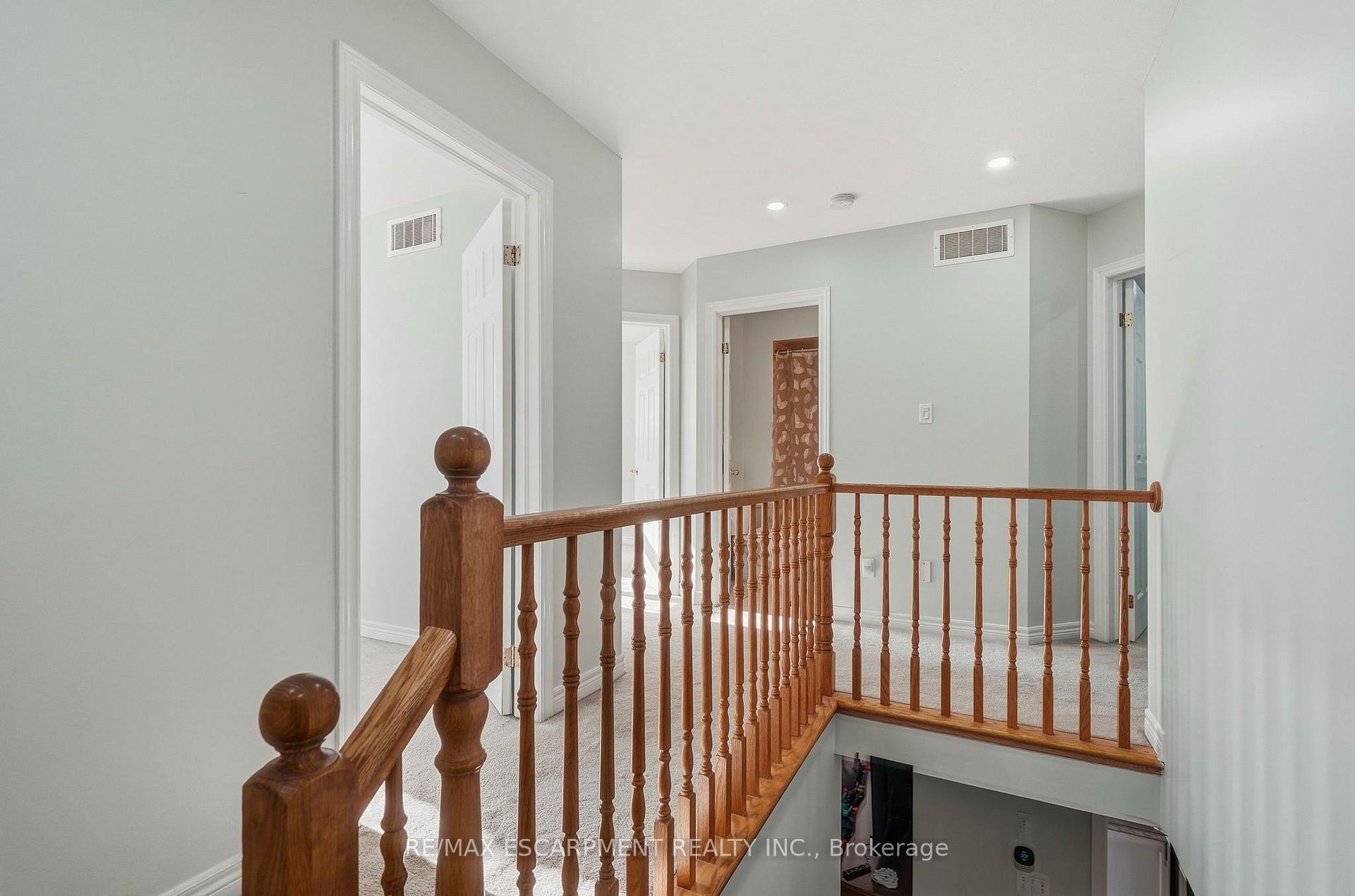 Photo 16 of 31 Peachwood Crescent, Hamilton, Stoney Creek — HOMEH