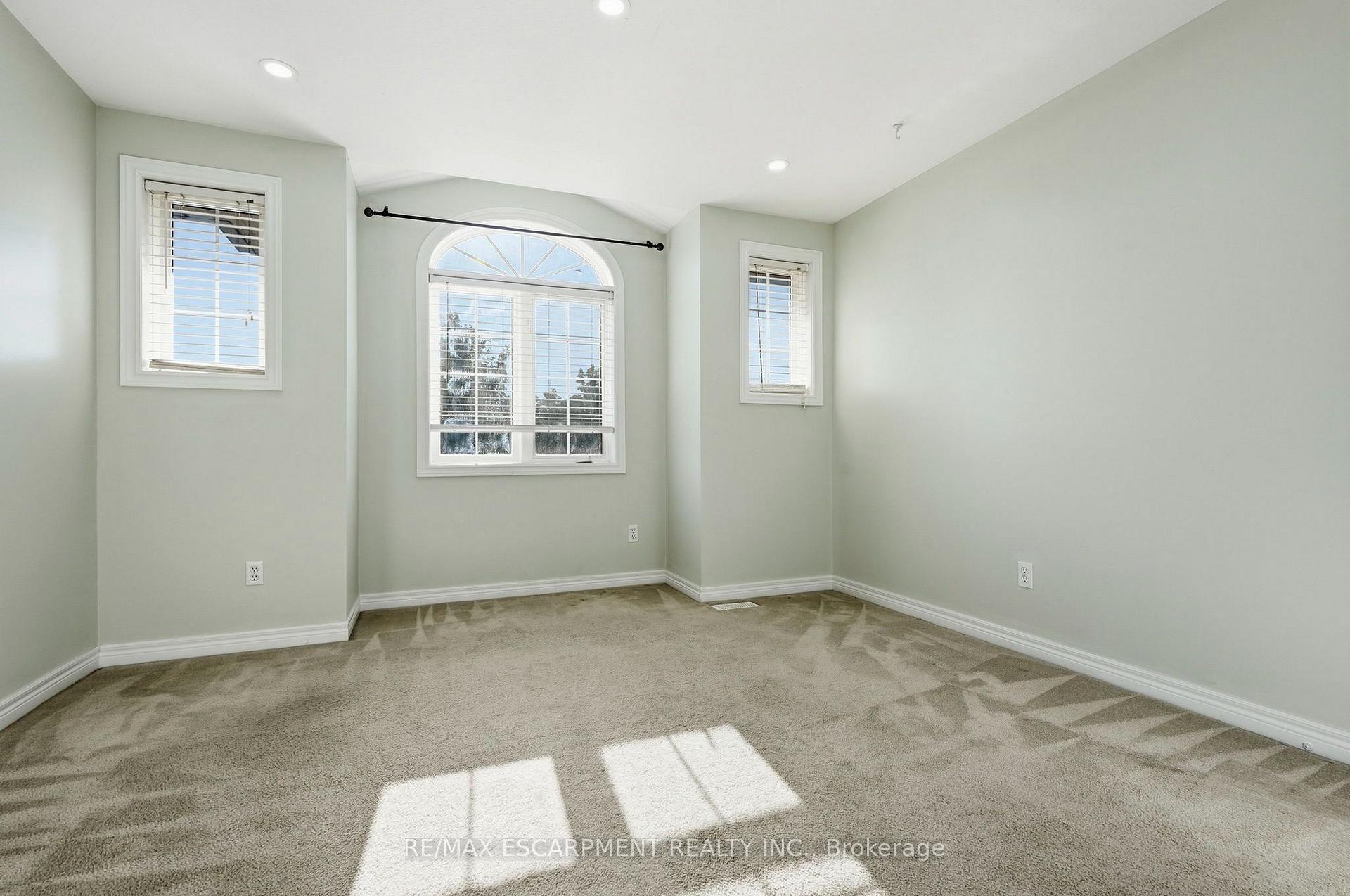 Photo 17 of 31 Peachwood Crescent, Hamilton, Stoney Creek — HOMEH