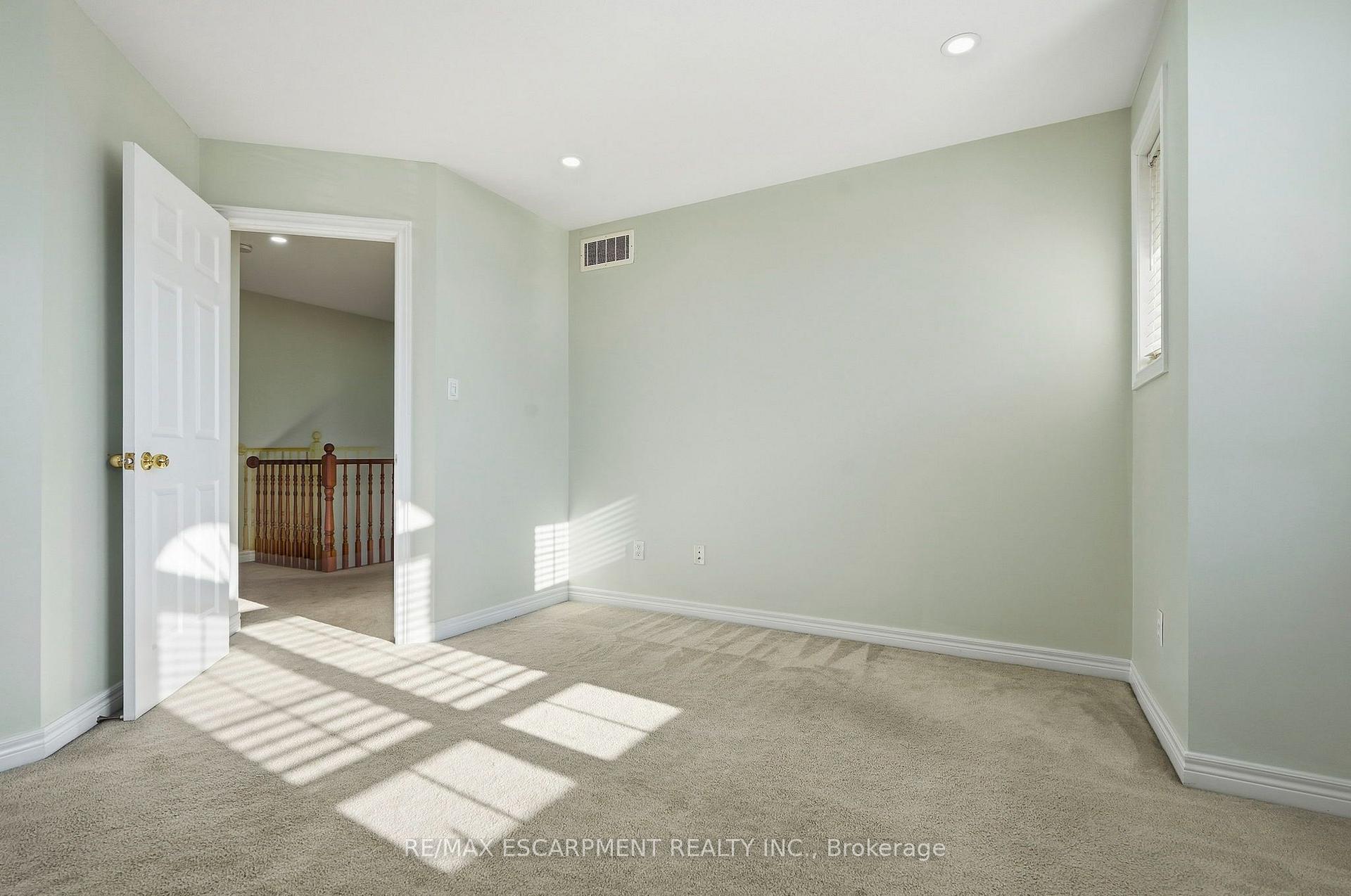 Photo 18 of 31 Peachwood Crescent, Hamilton, Stoney Creek — HOMEH