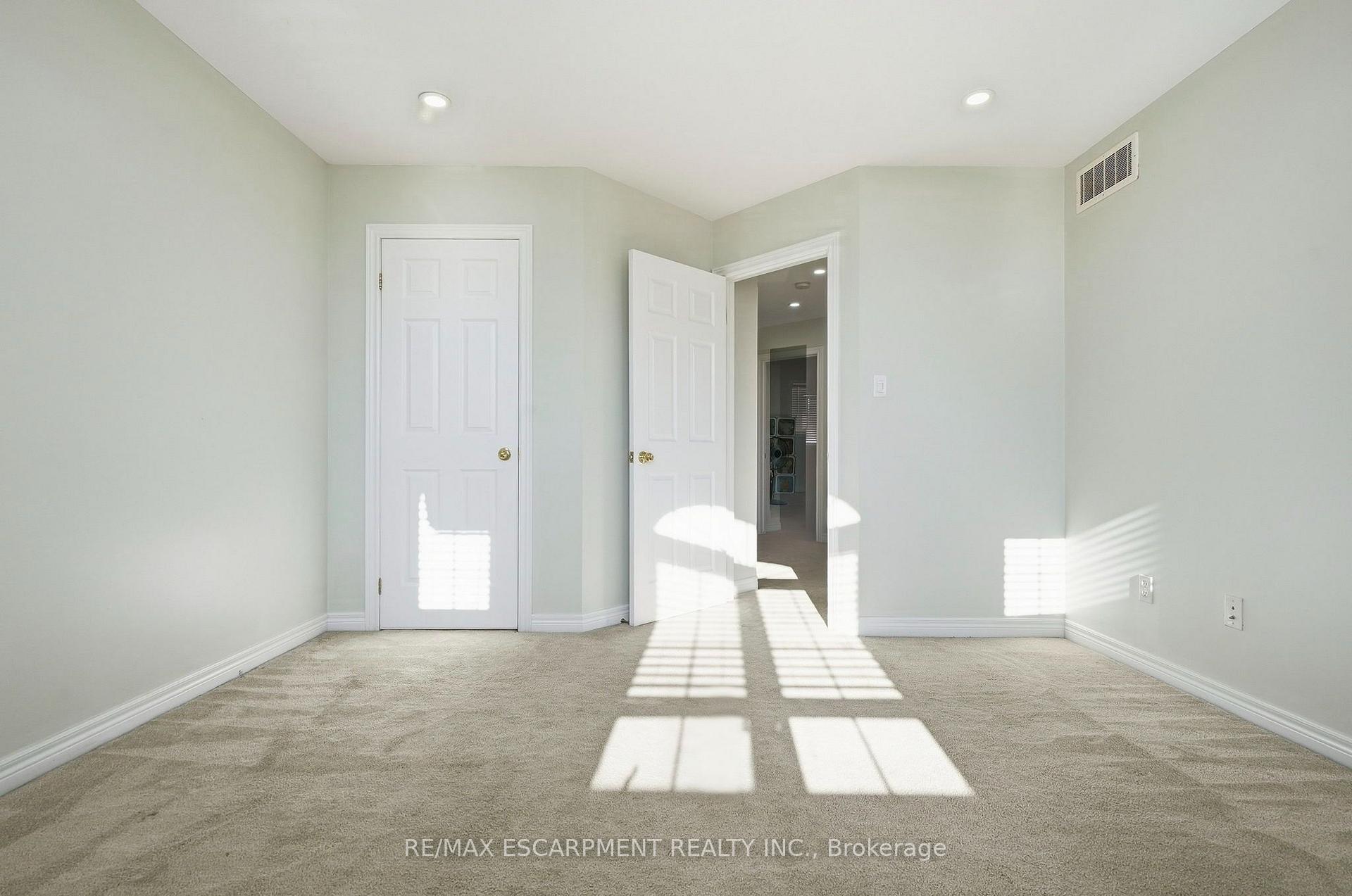 Photo 19 of 31 Peachwood Crescent, Hamilton, Stoney Creek — HOMEH