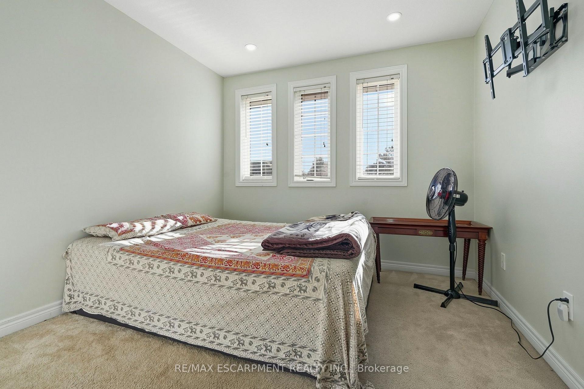 Photo 20 of 31 Peachwood Crescent, Hamilton, Stoney Creek — HOMEH