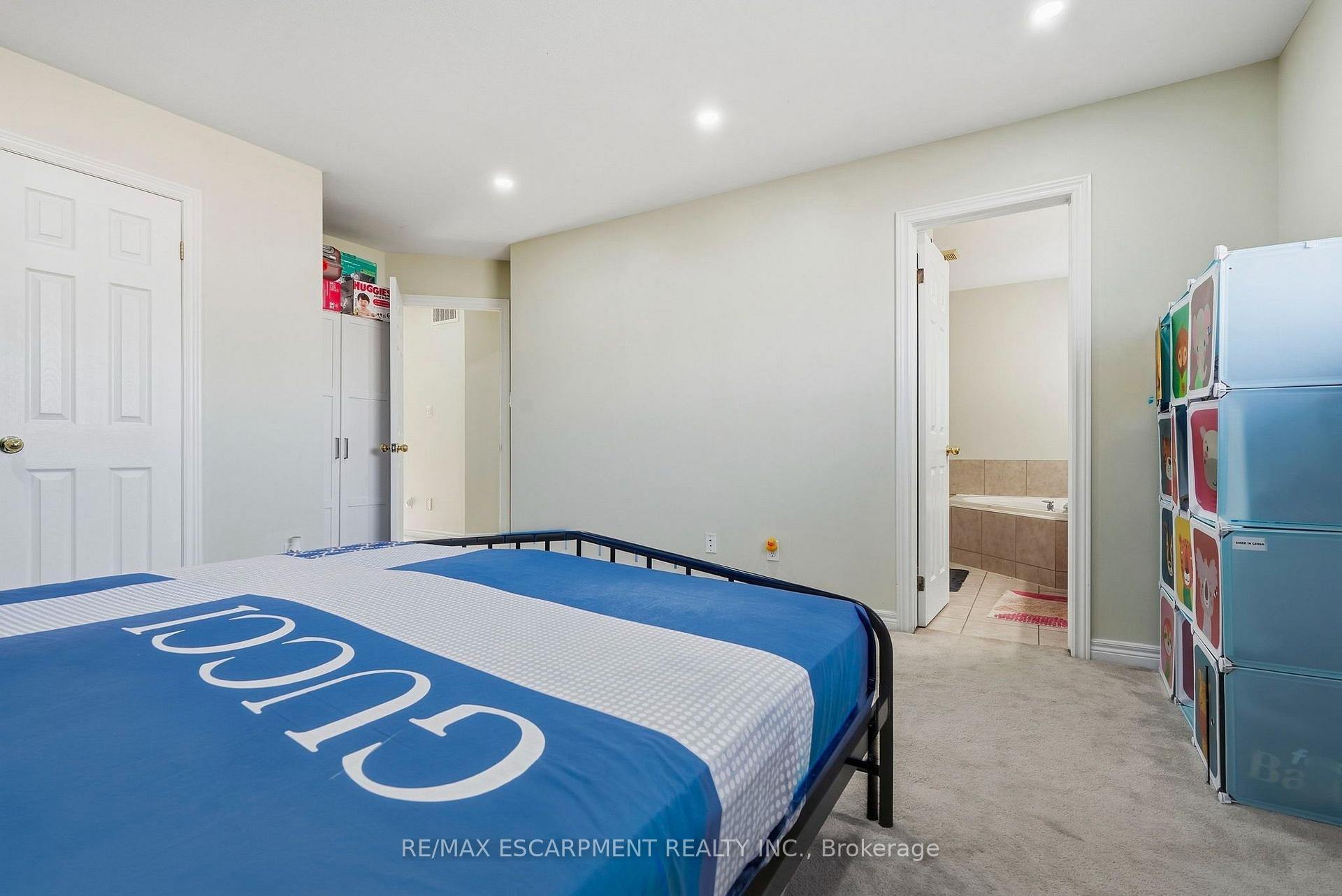 Photo 24 of 31 Peachwood Crescent, Hamilton, Stoney Creek — HOMEH