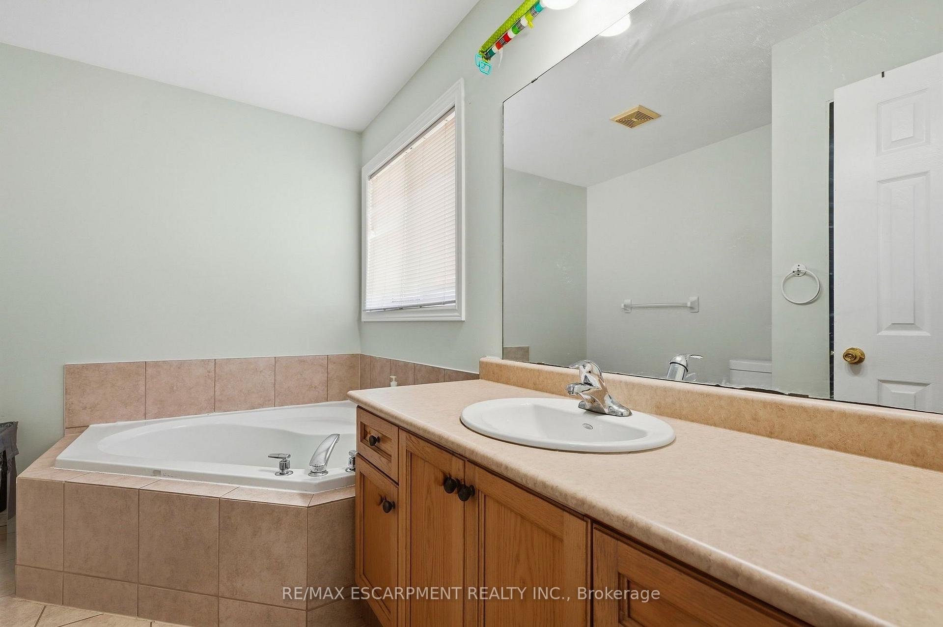 Photo 25 of 31 Peachwood Crescent, Hamilton, Stoney Creek — HOMEH