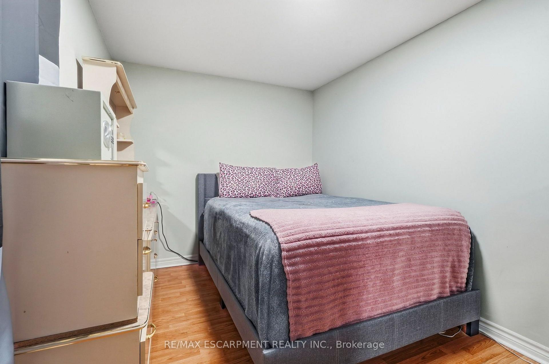 Photo 32 of 31 Peachwood Crescent, Hamilton, Stoney Creek — HOMEH