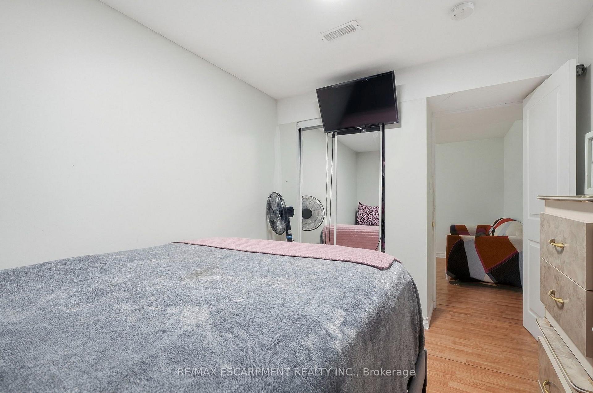 Photo 33 of 31 Peachwood Crescent, Hamilton, Stoney Creek — HOMEH