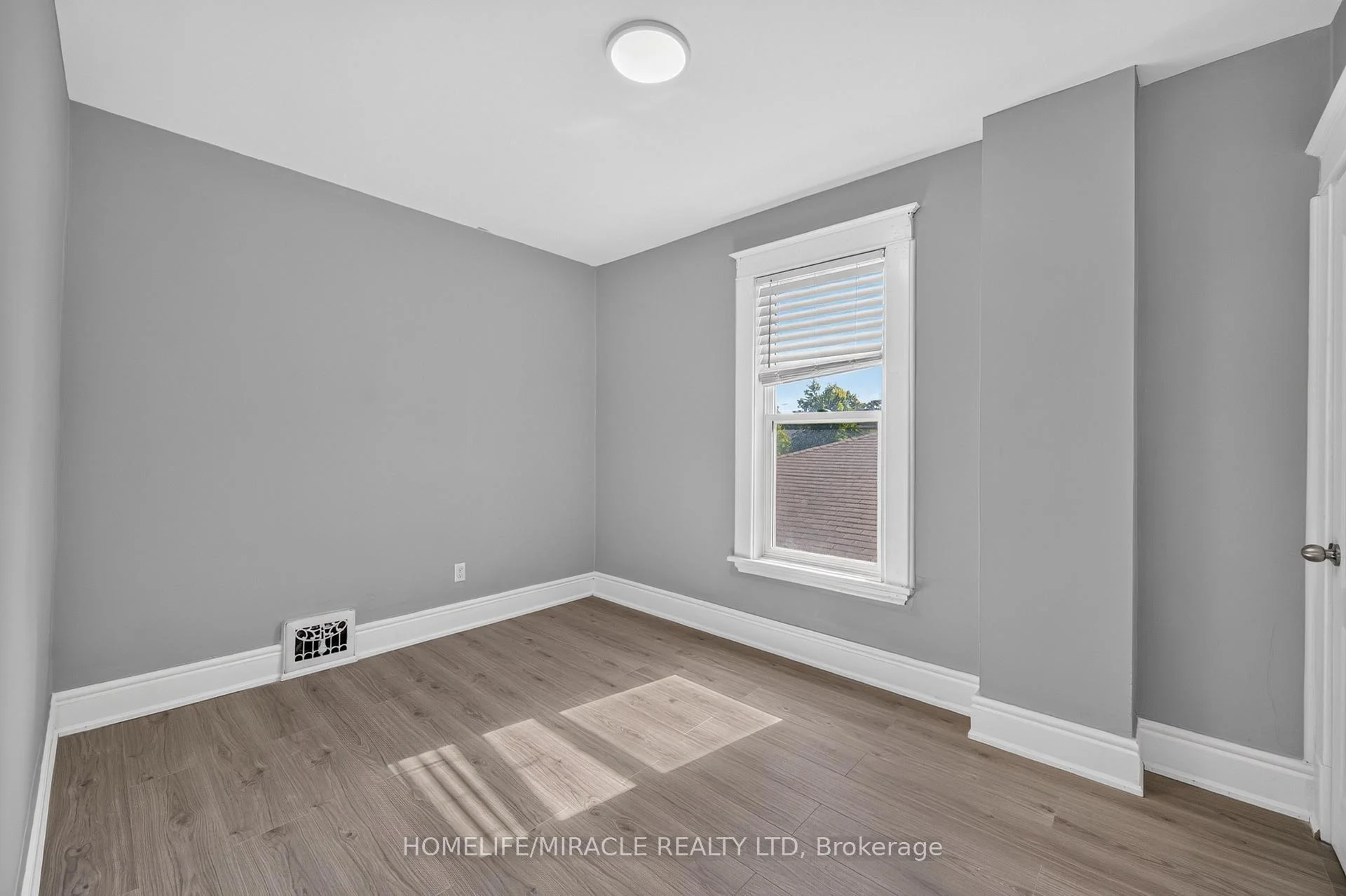 Photo 37 of 117 William Street, Brantford, Lansdowne — HOMEH