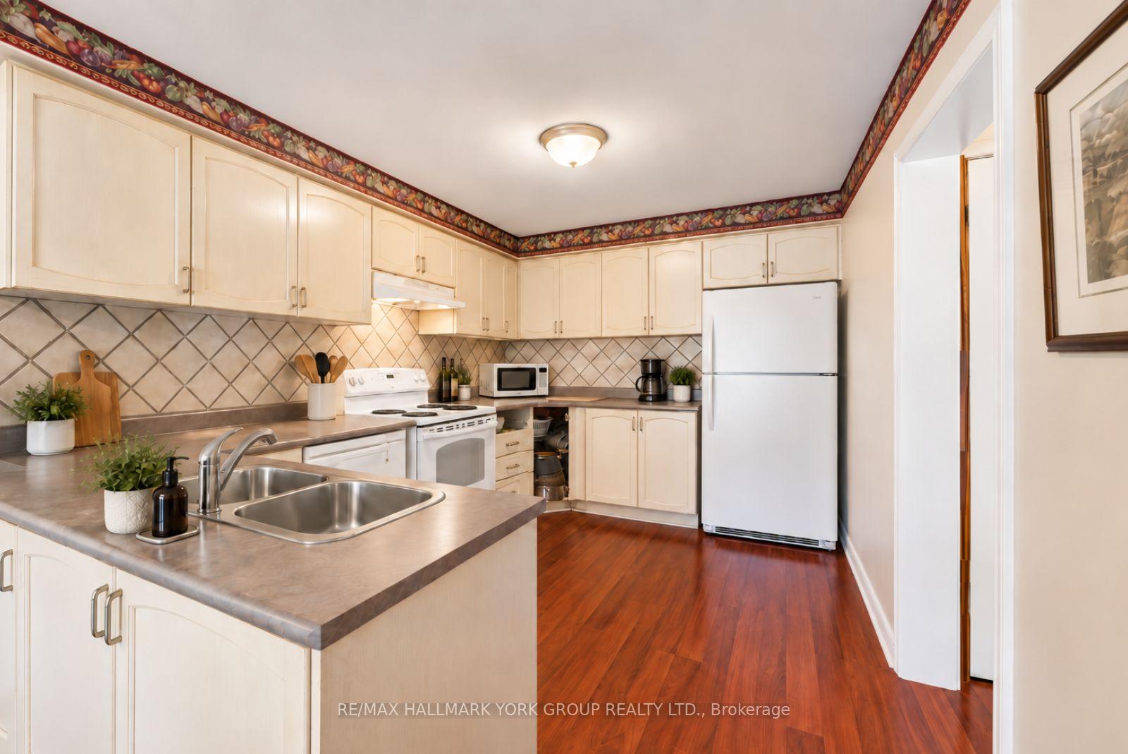 Photo 7 of 537 Walpole Crescent, Newmarket, Stonehaven-Wyndham — HOMEH