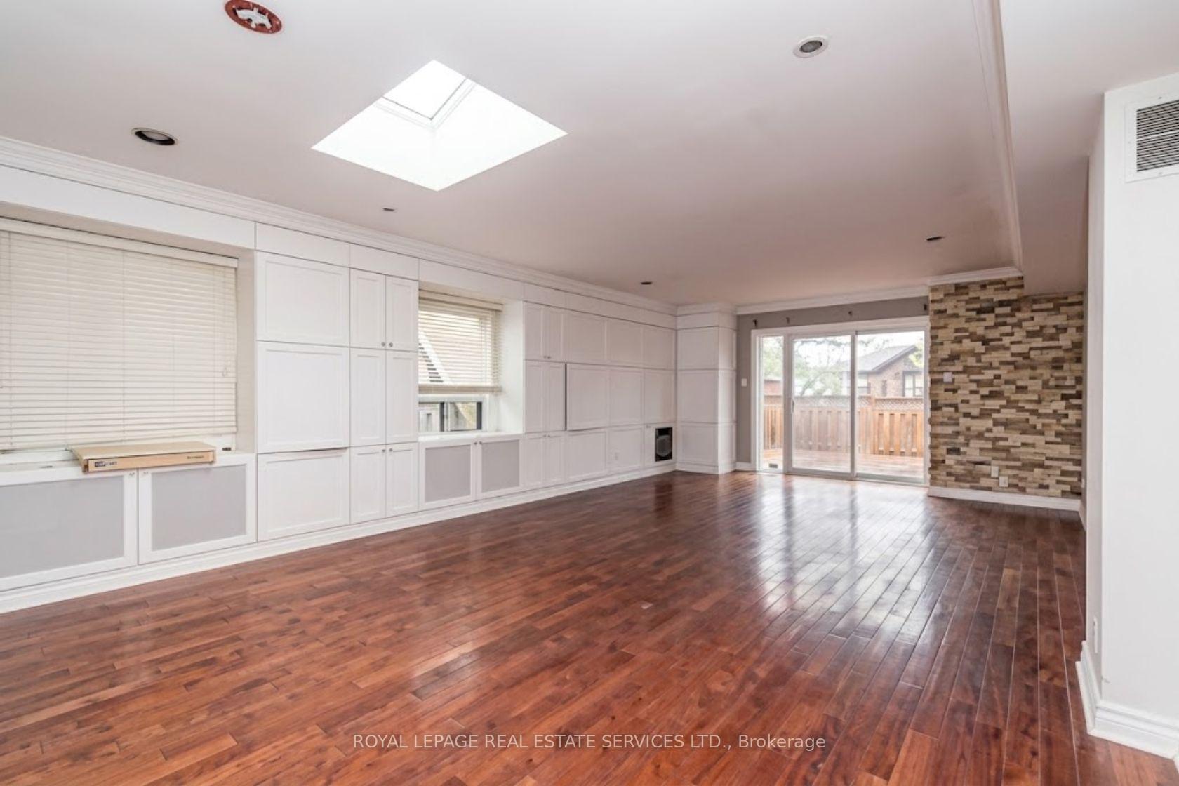 Photo 15 of 241-243 Lakeshore Road E, Mississauga, Port Credit — HOMEH