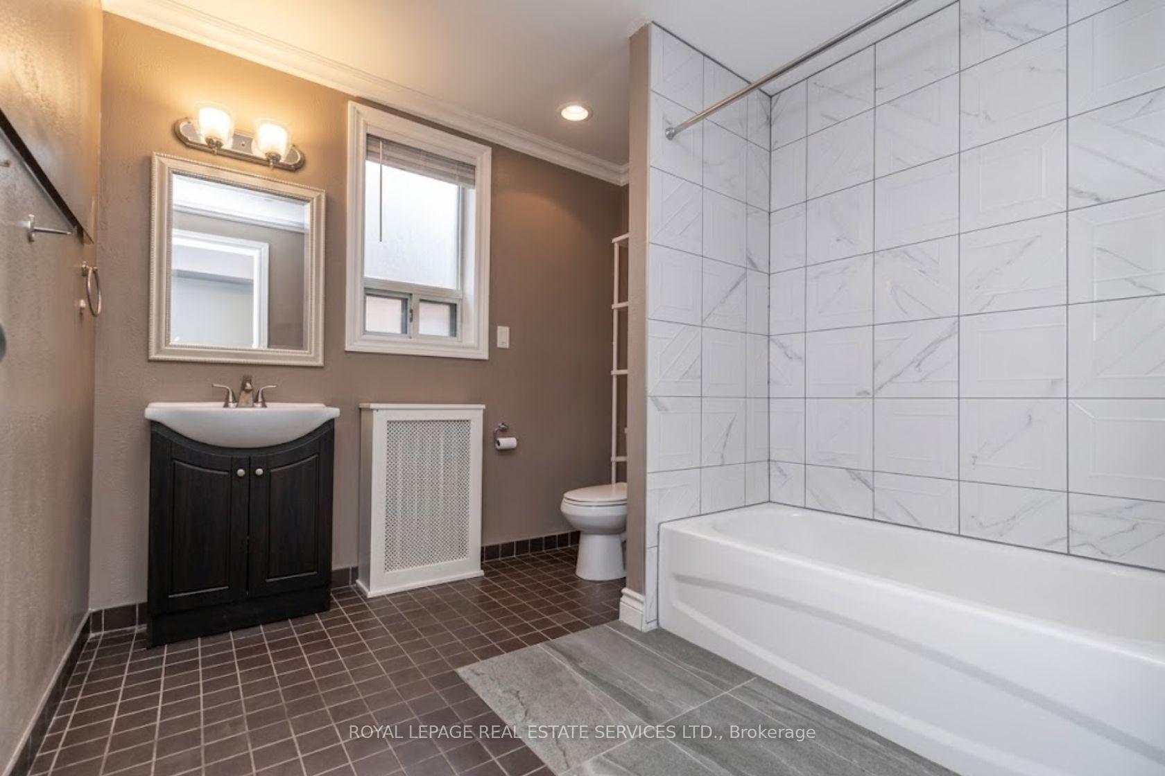 Photo 19 of 241-243 Lakeshore Road E, Mississauga, Port Credit — HOMEH