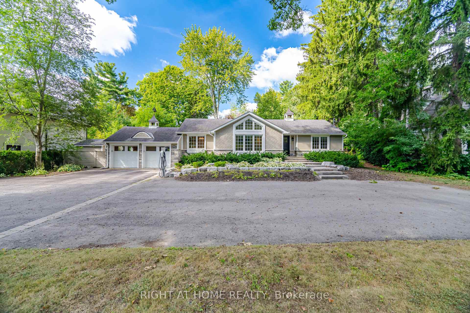 Photo of 1037 Lakeshore Road W