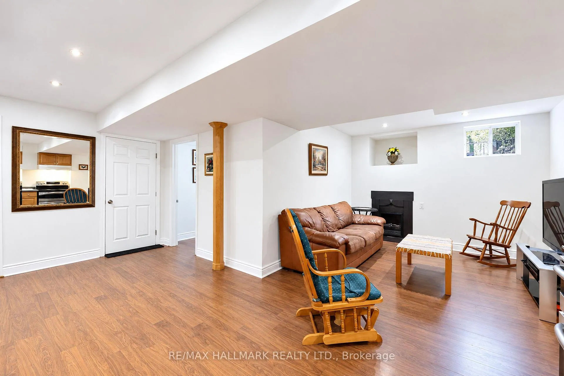 Photo 4 of 16 Braehead Drive, Richmond Hill, Jefferson — HOMEH