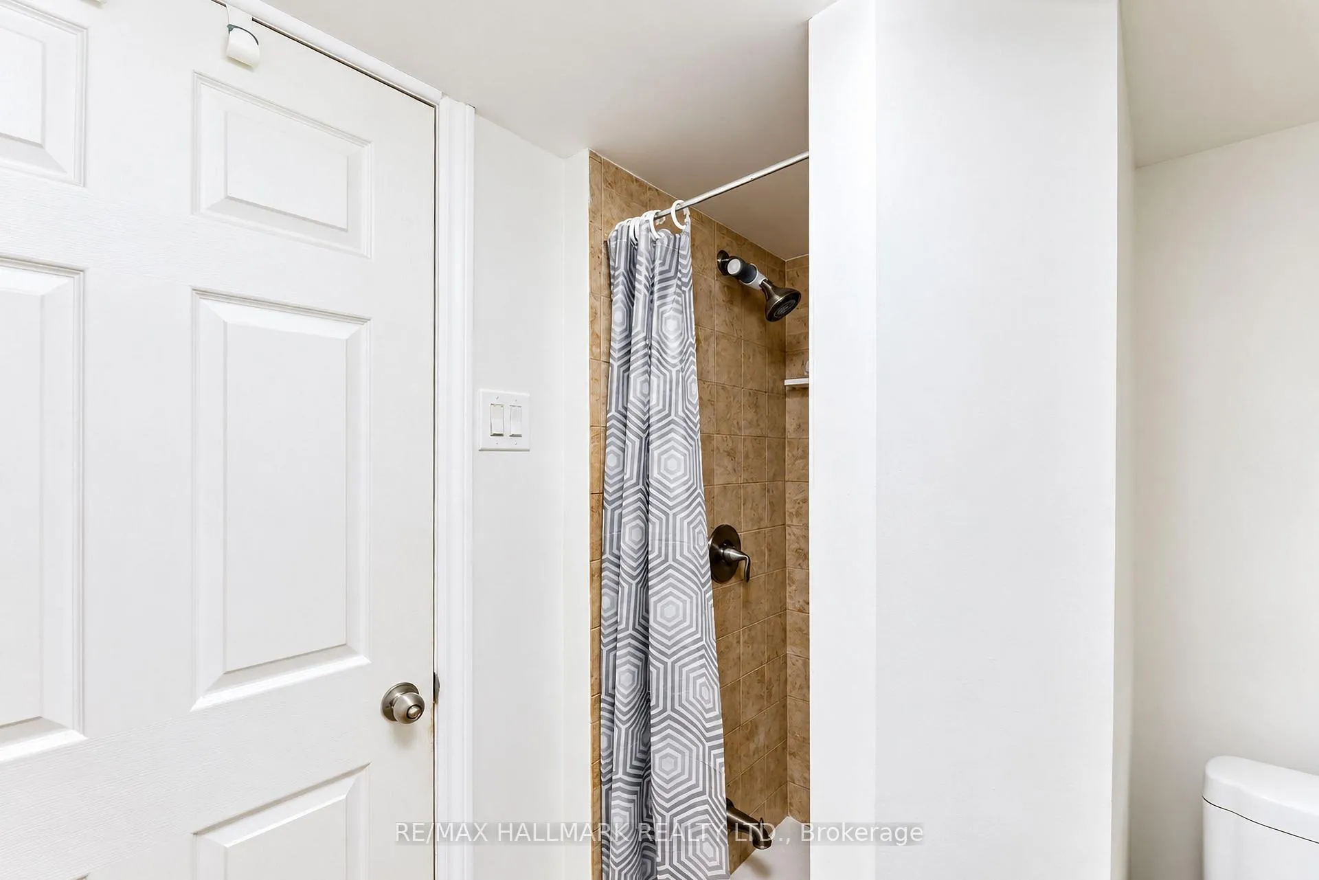 Photo 21 of 16 Braehead Drive, Richmond Hill, Jefferson — HOMEH
