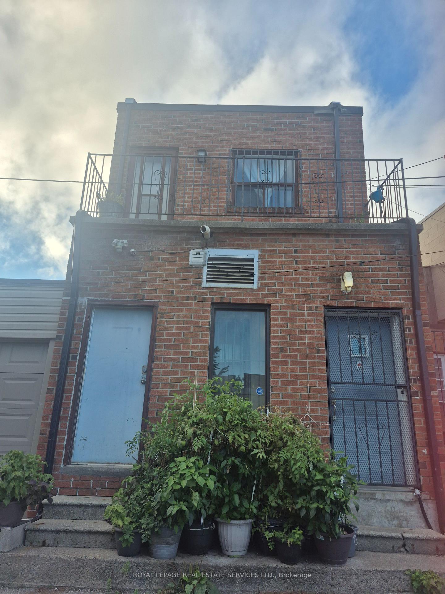 Photo of 1584 Dundas Street W