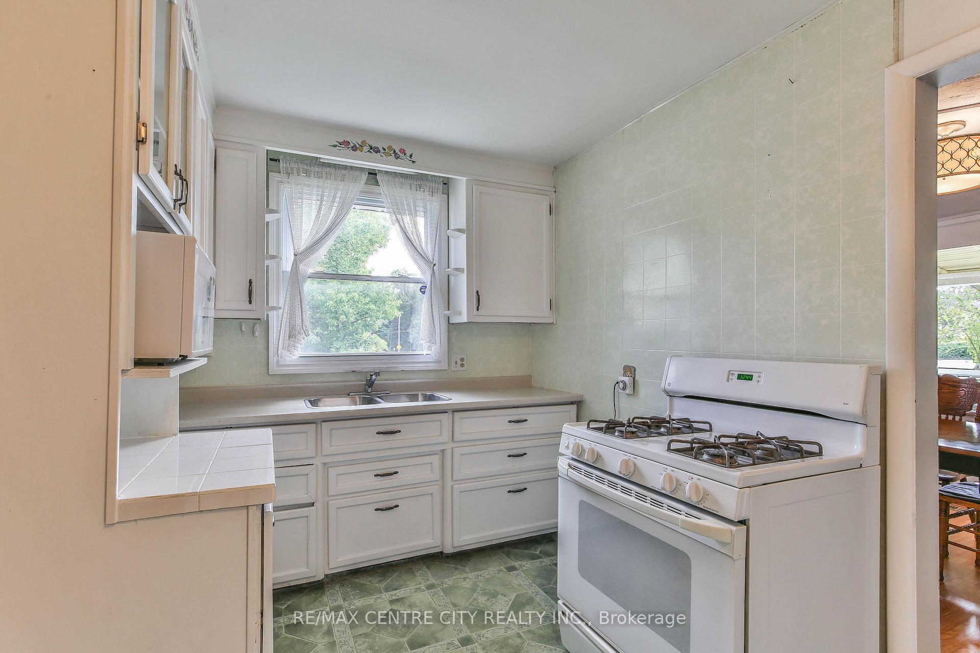 Photo 11 of 10 Concession Street E, Tillsonburg — HOMEH