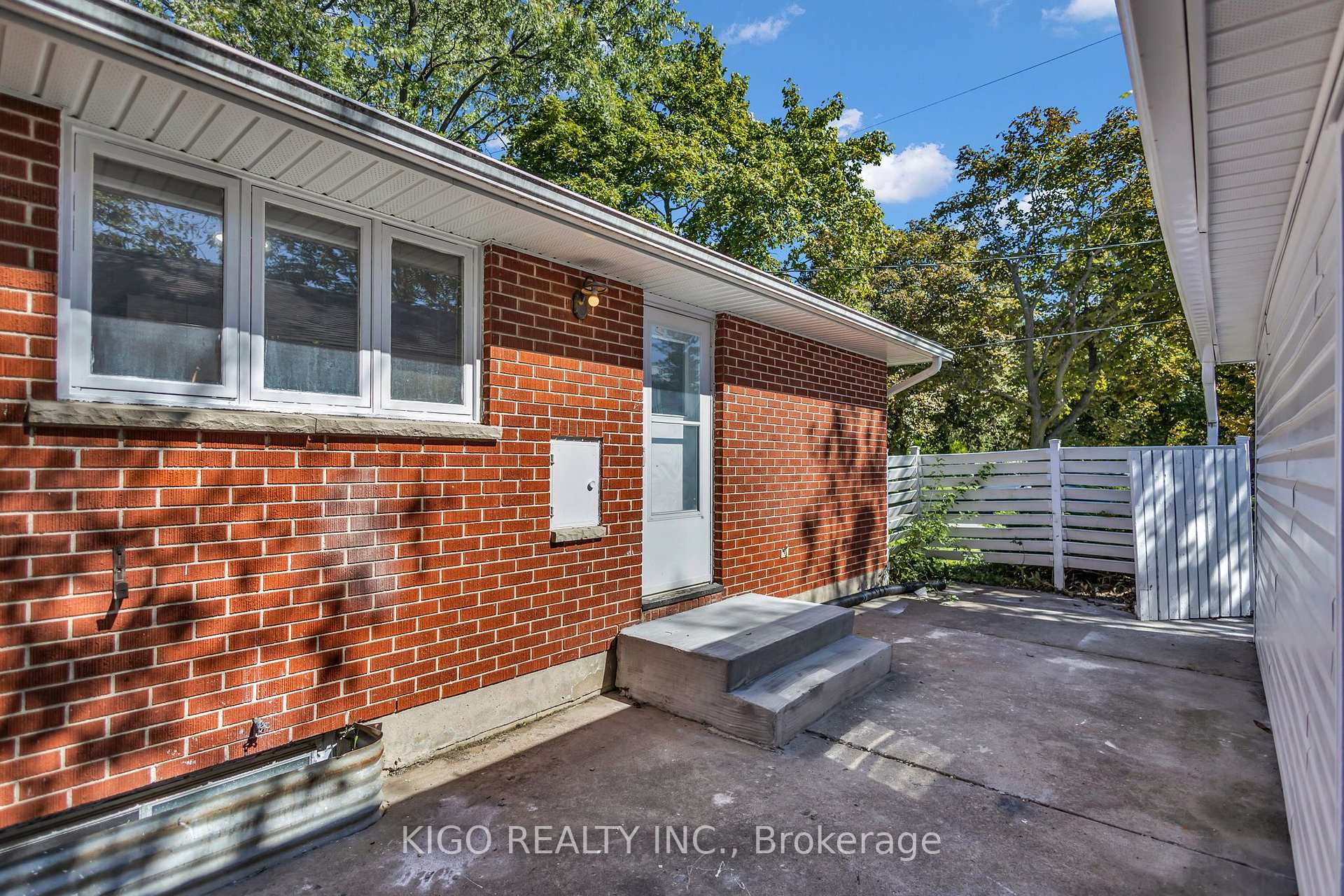 Photo 14 of 467 Base Line Road, London, South G — HOMEH