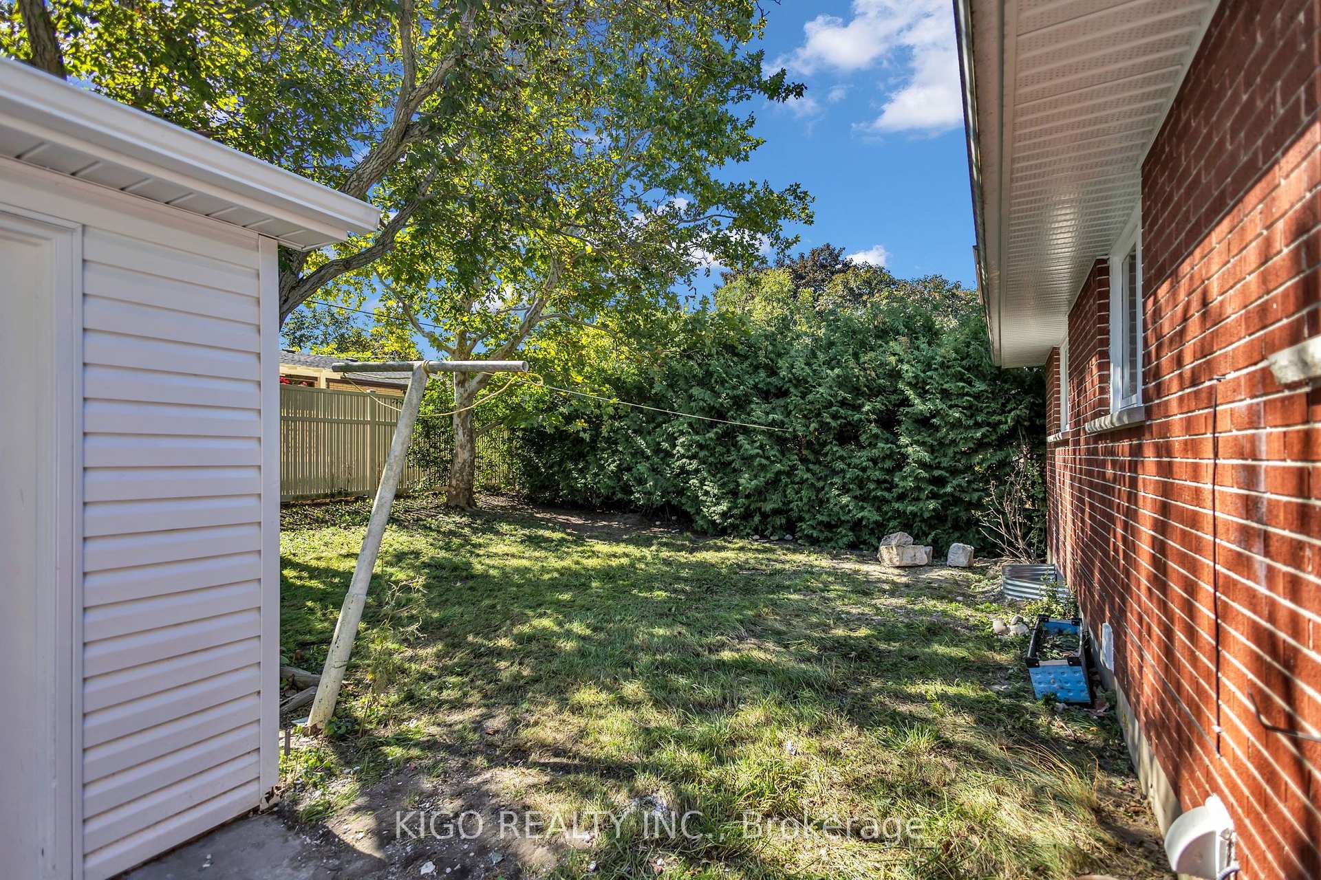 Photo 15 of 467 Base Line Road, London, South G — HOMEH