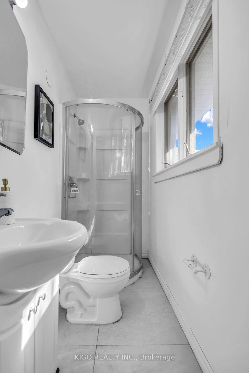 Photo 23 of 467 Base Line Road, London, South G — HOMEH
