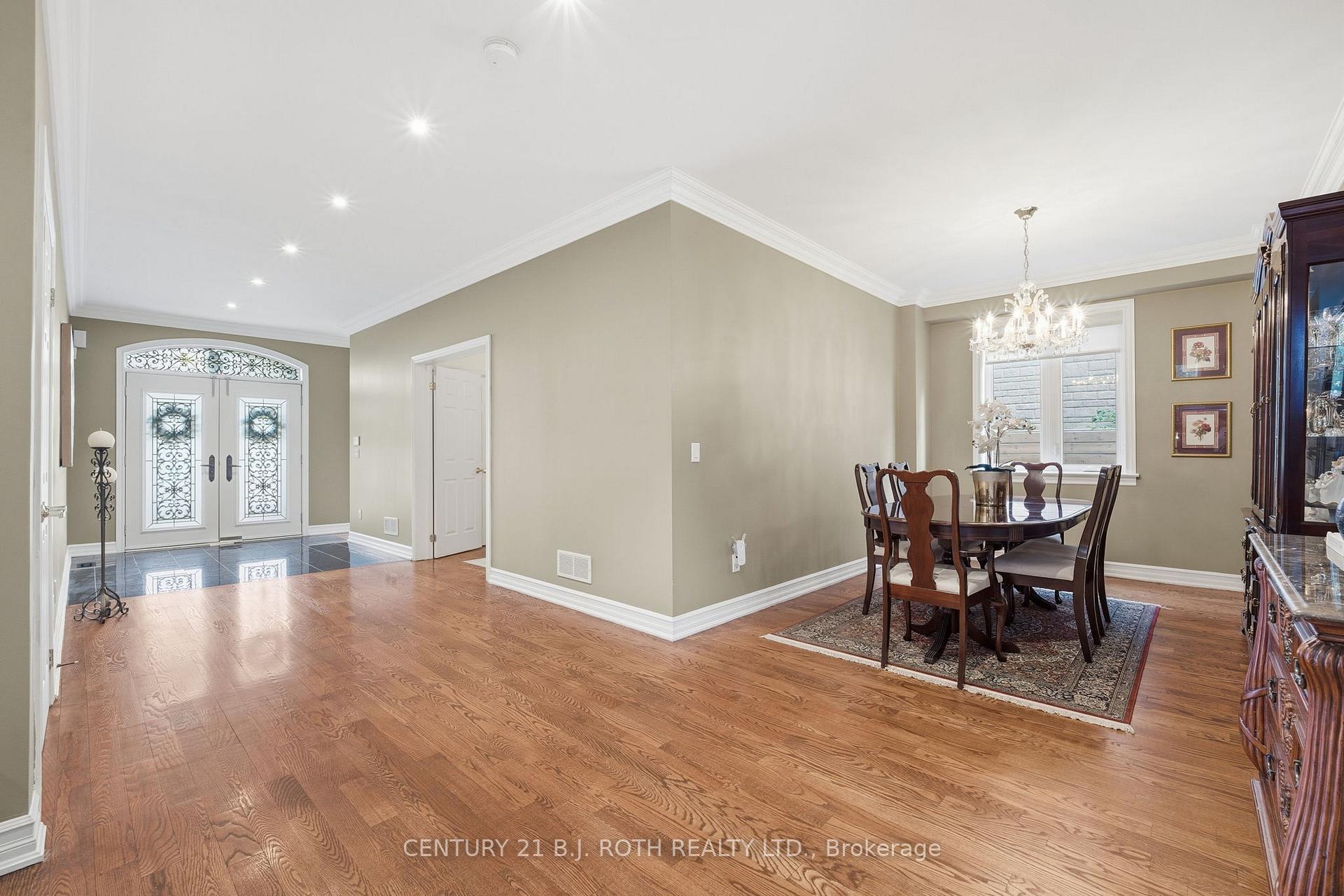 Photo 5 of 20 Creston Road, North York, Yorkdale-Glen Park — HOMEH
