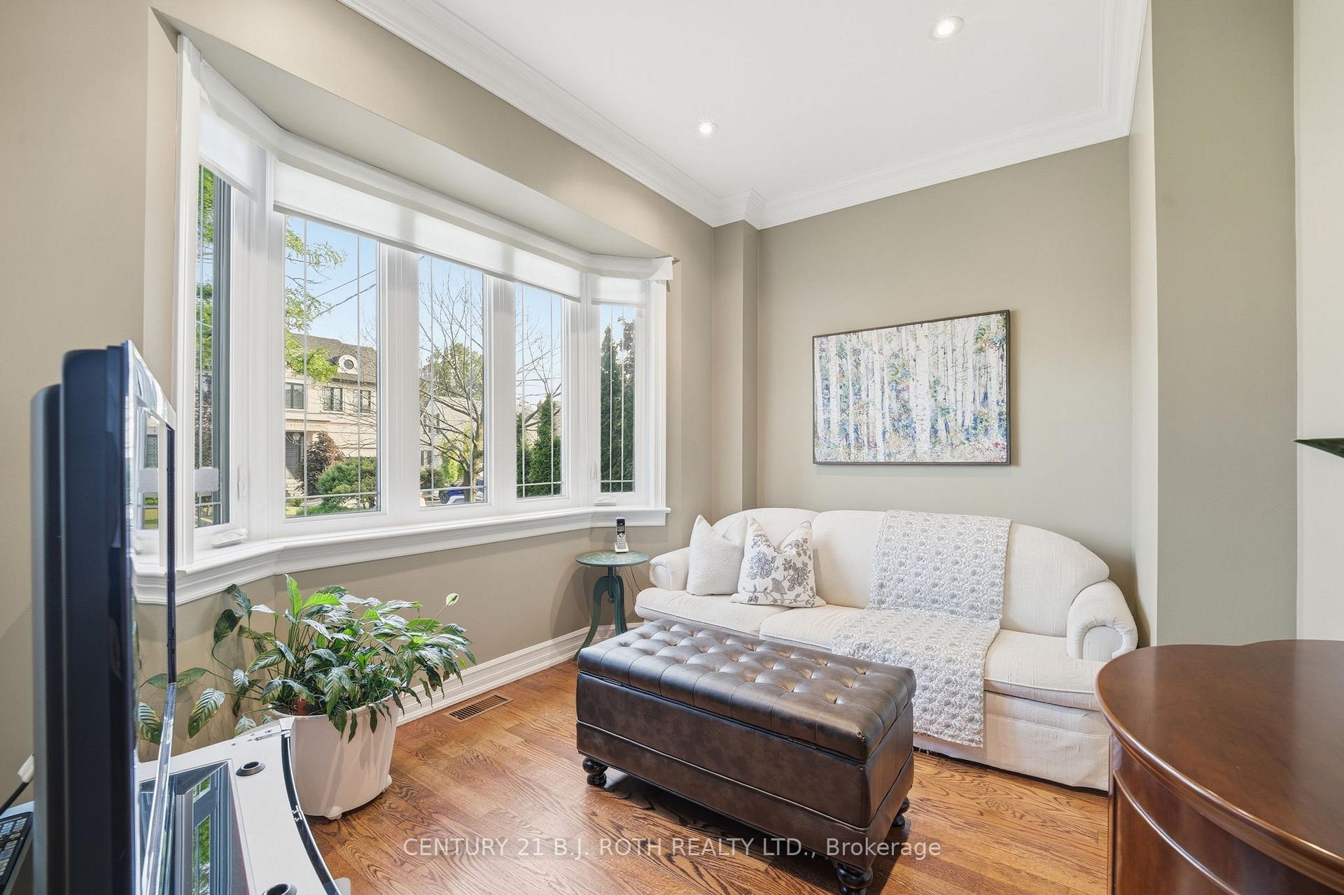 Photo 6 of 20 Creston Road, North York, Yorkdale-Glen Park — HOMEH