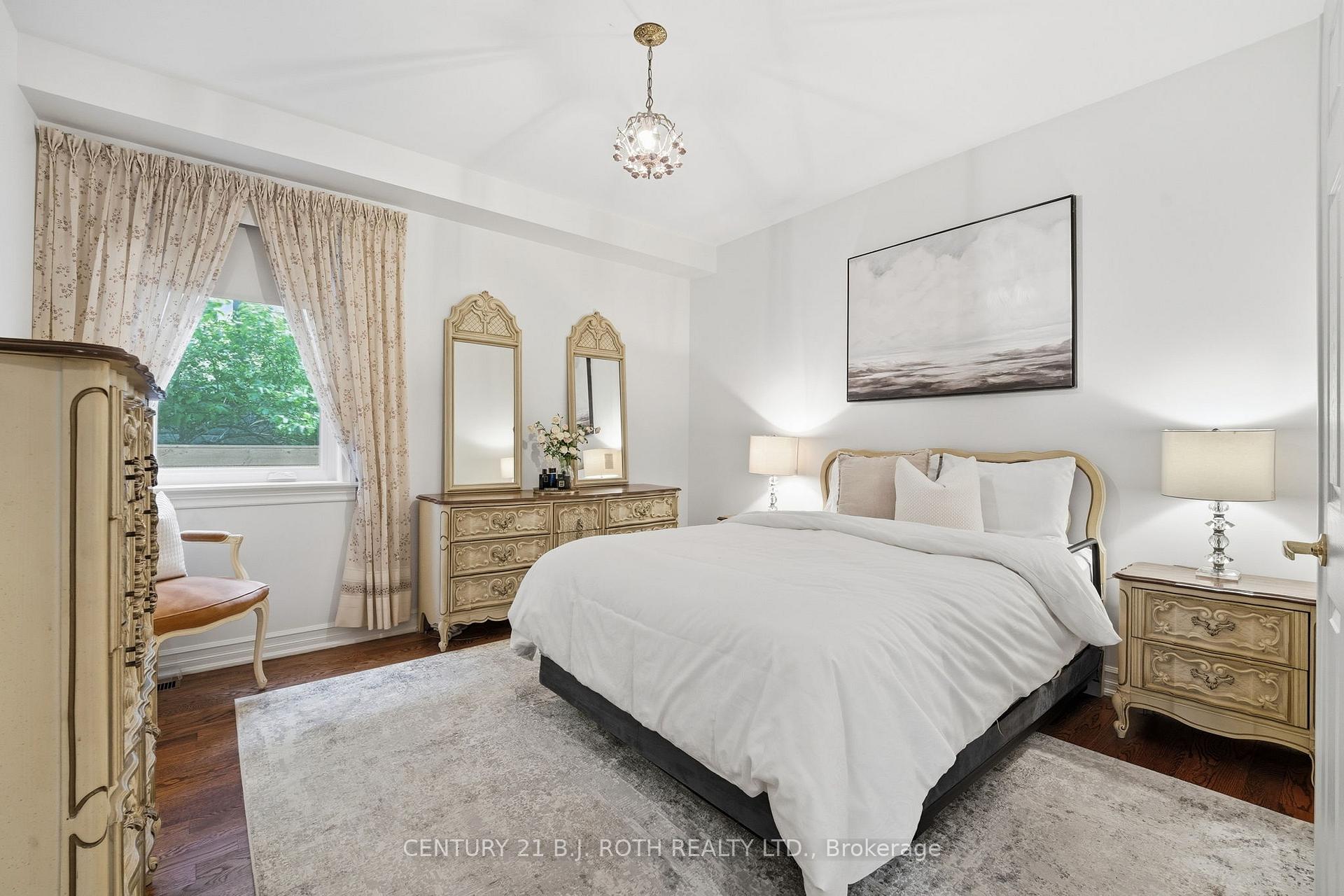 Photo 7 of 20 Creston Road, North York, Yorkdale-Glen Park — HOMEH