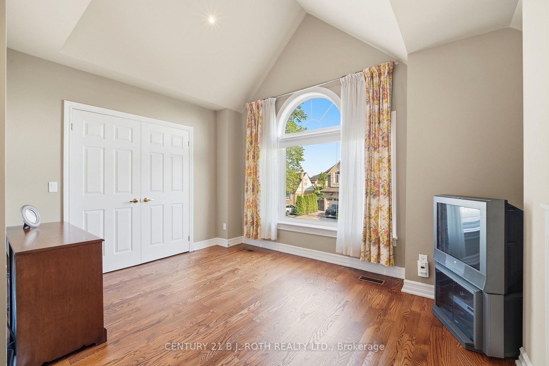 Photo 26 of 20 Creston Road, North York, Yorkdale-Glen Park — HOMEH