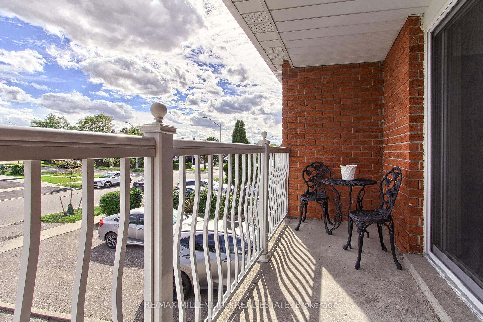 Photo 2 of 7431 Sigsbee Drive, Mississauga, Malton — HOMEH
