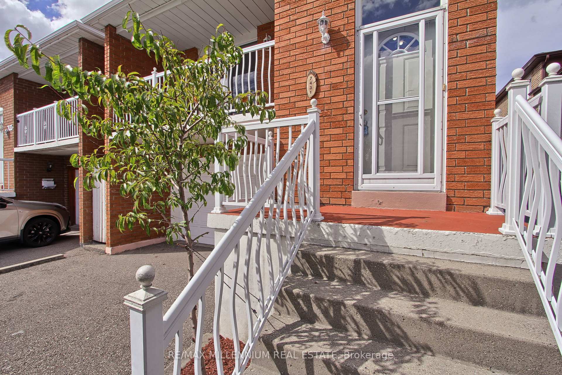 Photo 3 of 7431 Sigsbee Drive, Mississauga, Malton — HOMEH