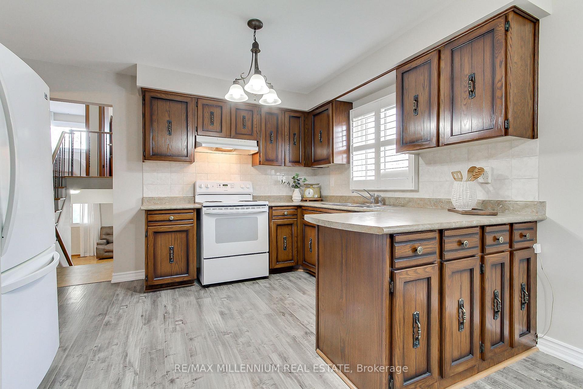 Photo 9 of 7431 Sigsbee Drive, Mississauga, Malton — HOMEH