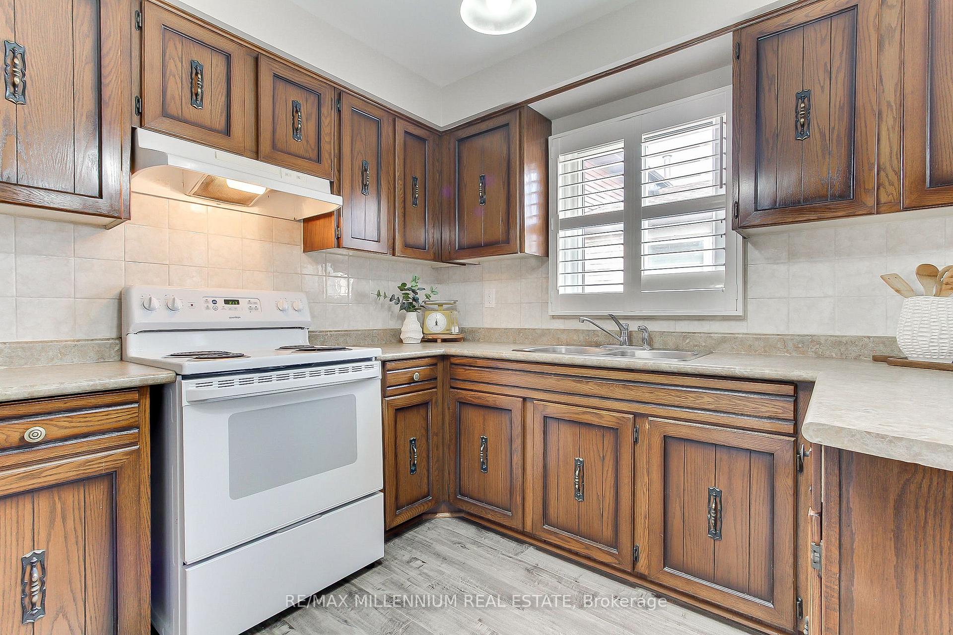 Photo 10 of 7431 Sigsbee Drive, Mississauga, Malton — HOMEH