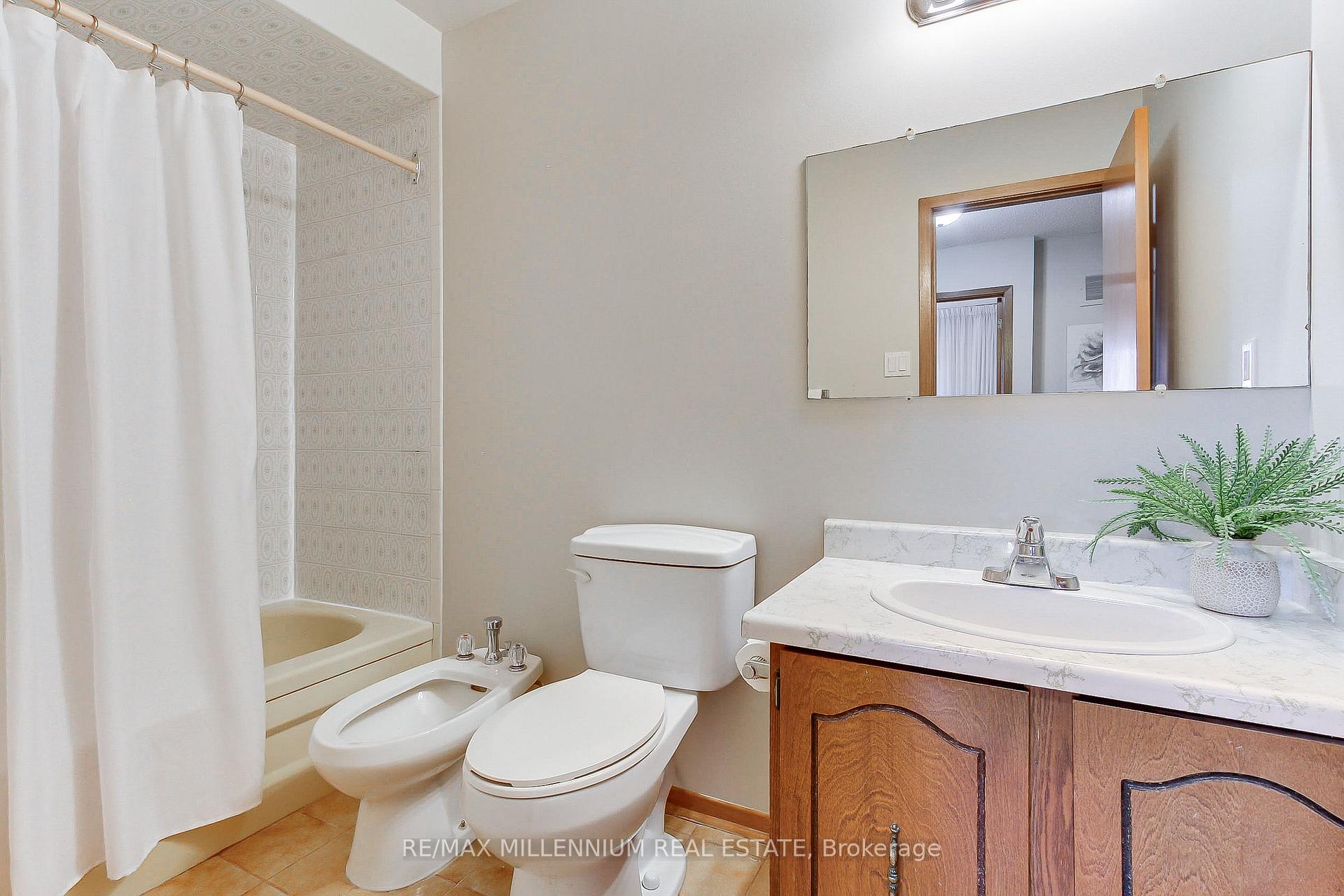 Photo 20 of 7431 Sigsbee Drive, Mississauga, Malton — HOMEH